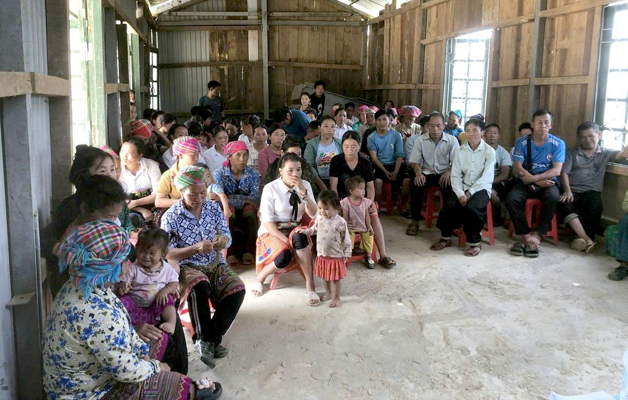Cán bộ tuyên truyền phổ biến pháp luật cho đồng bào thiểu số tại xã Hạnh Phúc, góp phần nâng cao ý thức chấp hành pháp luật trong cộng đồng. z7077601495265-a4b5b41a8c2b61f891a3681969514684.jpg