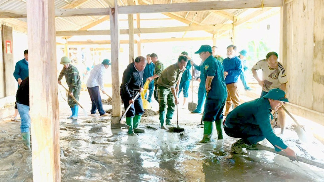 Lực lượng dân quân và người dân chung tay đổ nền, xây dựng nhà ở cho hộ có hoàn cảnh khó khăn tại Lào Cai. baolaocai-c_lam-nha-7698.jpg