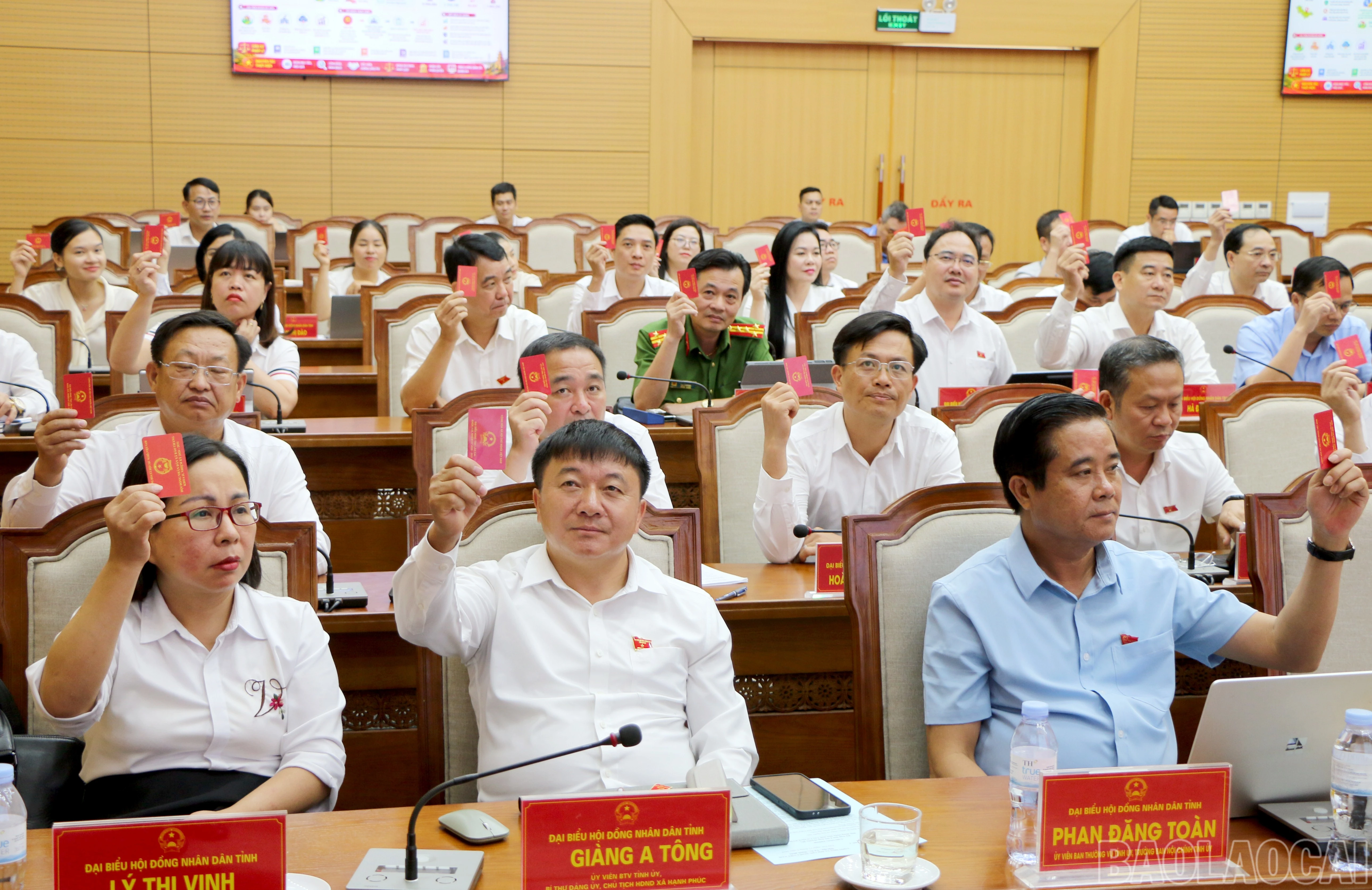 Đại biểu biểu quyết thông qua các nghị quyết tại kỳ họp.
