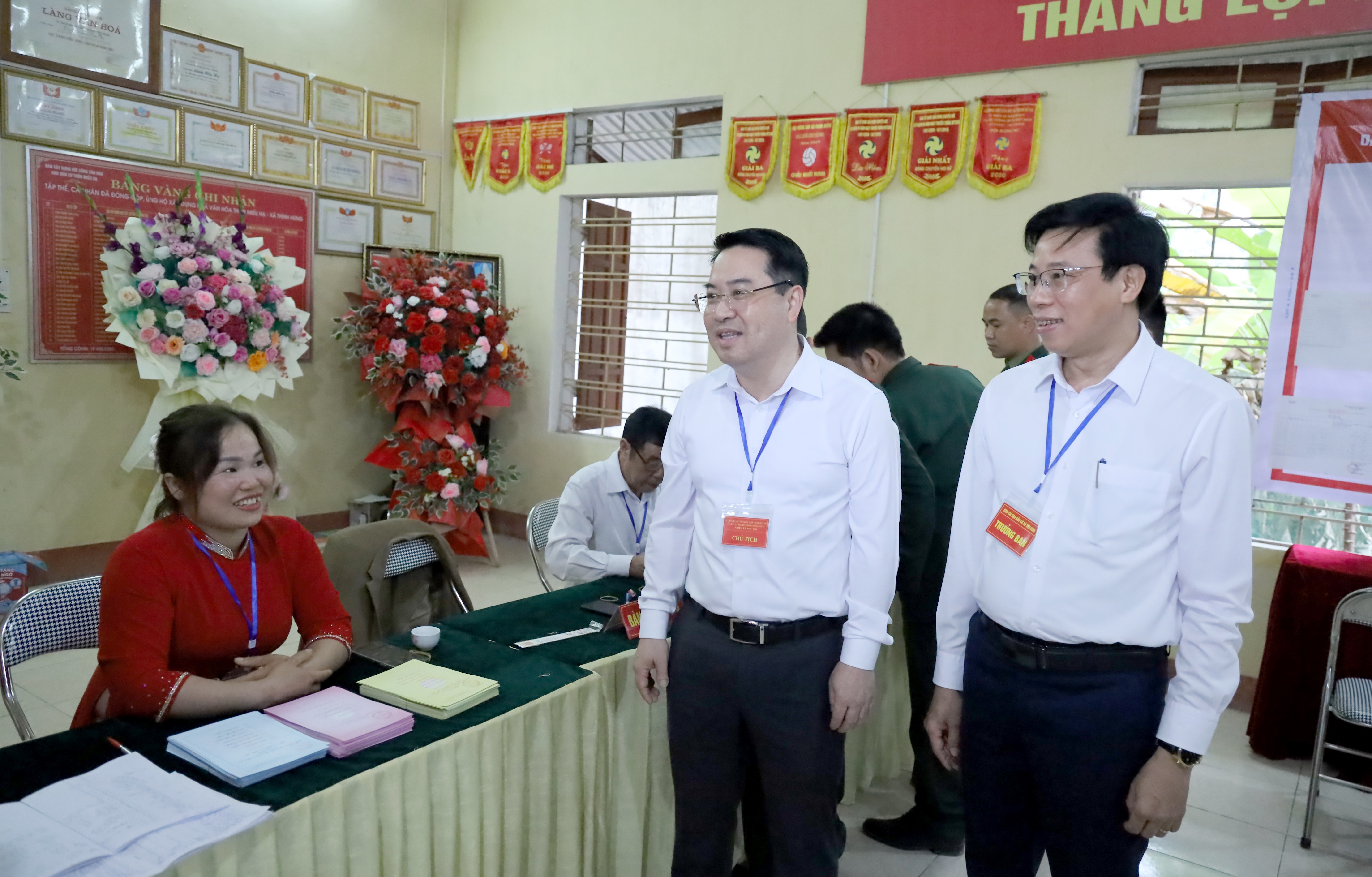 Đồng chí Nguyễn Tuấn Anh - Phó Bí thư Tỉnh ủy, Chủ tịch UBND tỉnh, Chủ tịch Ủy ban bầu cử tỉnh đã đi kiểm tra công tác bầu cử tại Miếu Hạ.