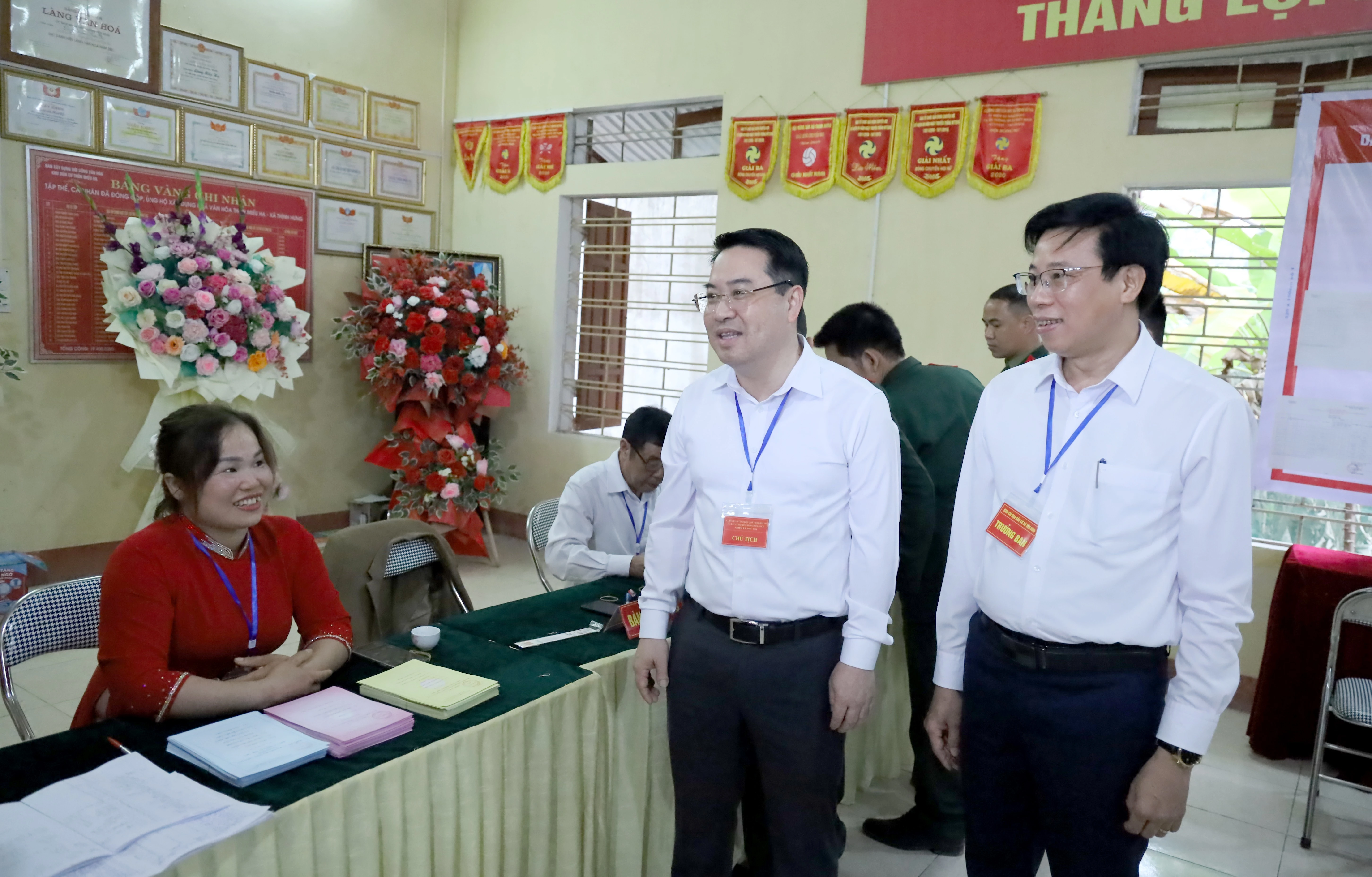 Đồng chí Nguyễn Tuấn Anh - Phó Bí thư Tỉnh ủy, Chủ tịch UBND tỉnh, Chủ tịch Ủy ban bầu cử tỉnh đã đi kiểm tra công tác bầu cử tại Miếu Hạ.