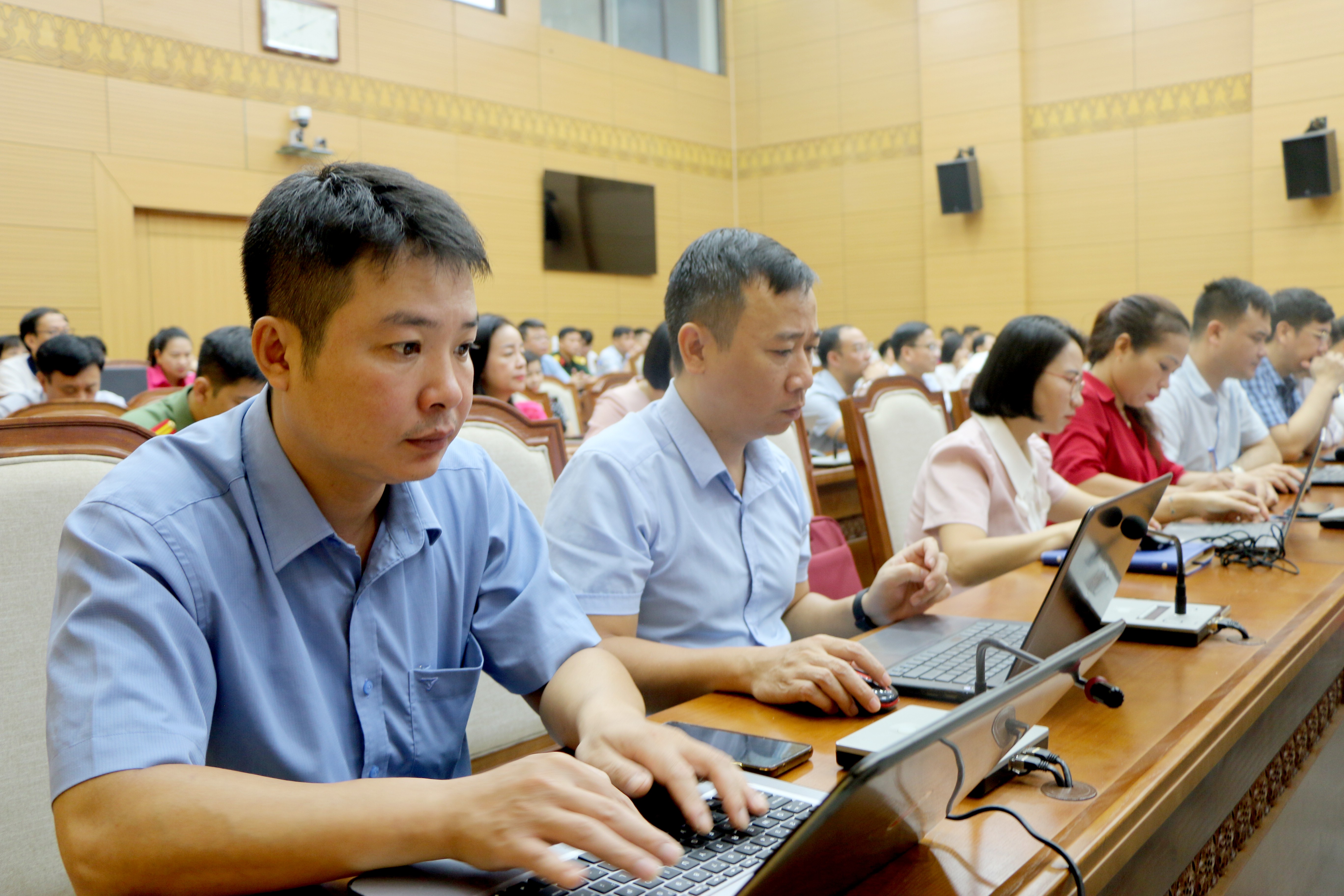 Cán bộ, công chức trên địa bàn tỉnh tích cực tham gia tập huấn nâng cao kỹ năng chuyển đổi số. img-9959.jpg