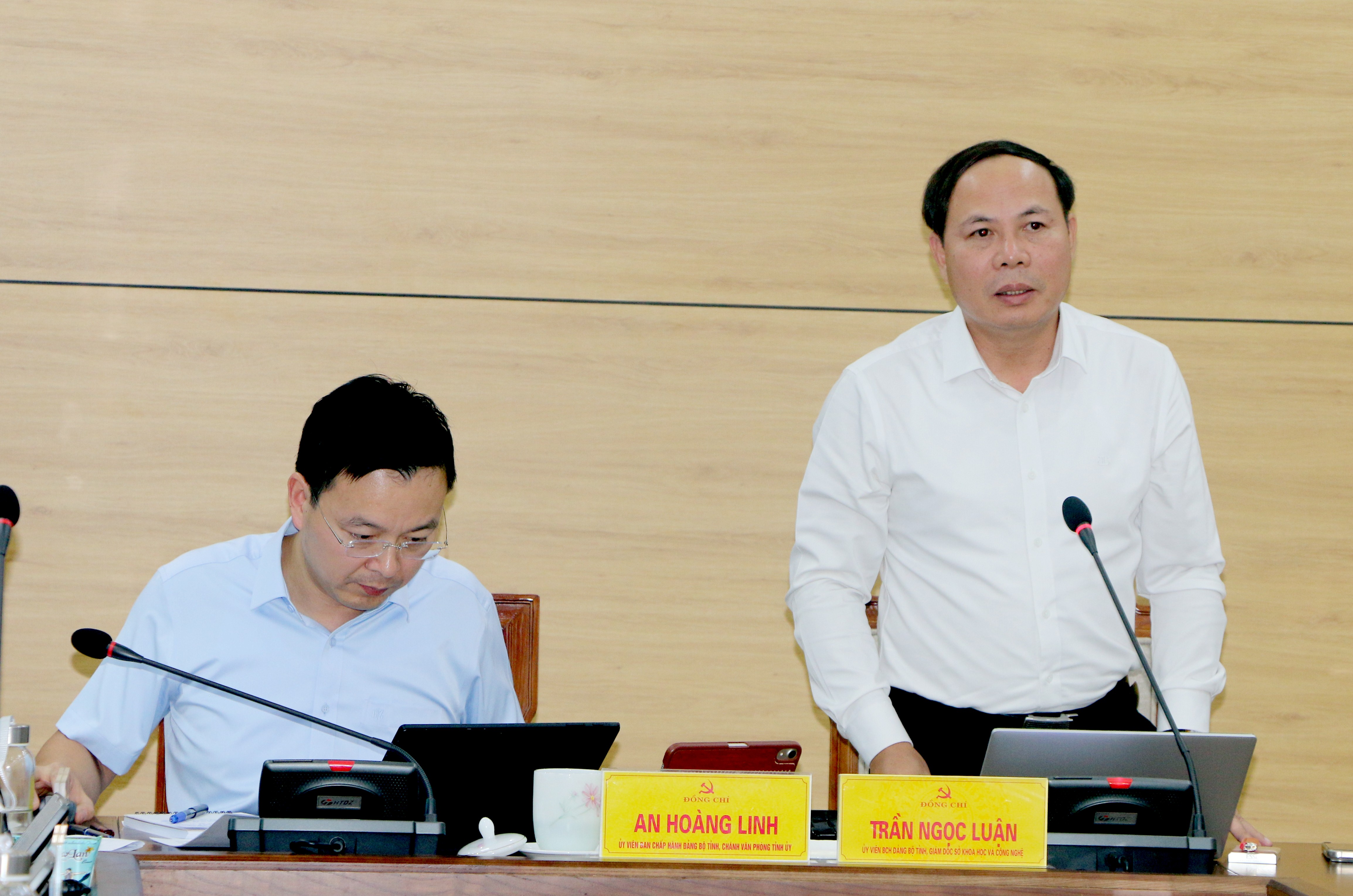 Giám đốc Sở Khoa học và công nghệ Trần Ngọc Luận phát biểu tại cuộc họp. img-0614.jpg