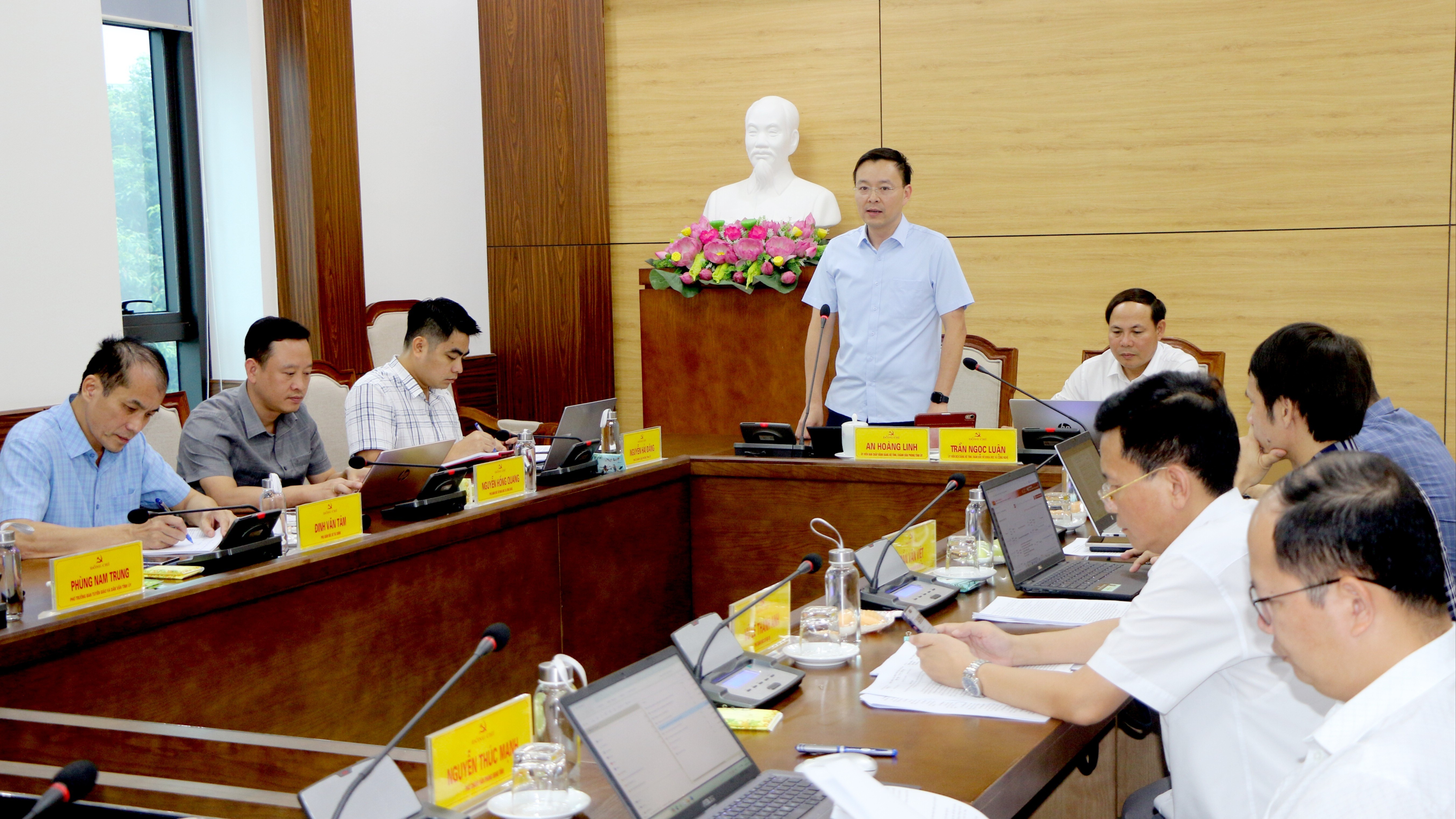 Quang cảnh cuộc họp. Quang cảnh cuộc họp.