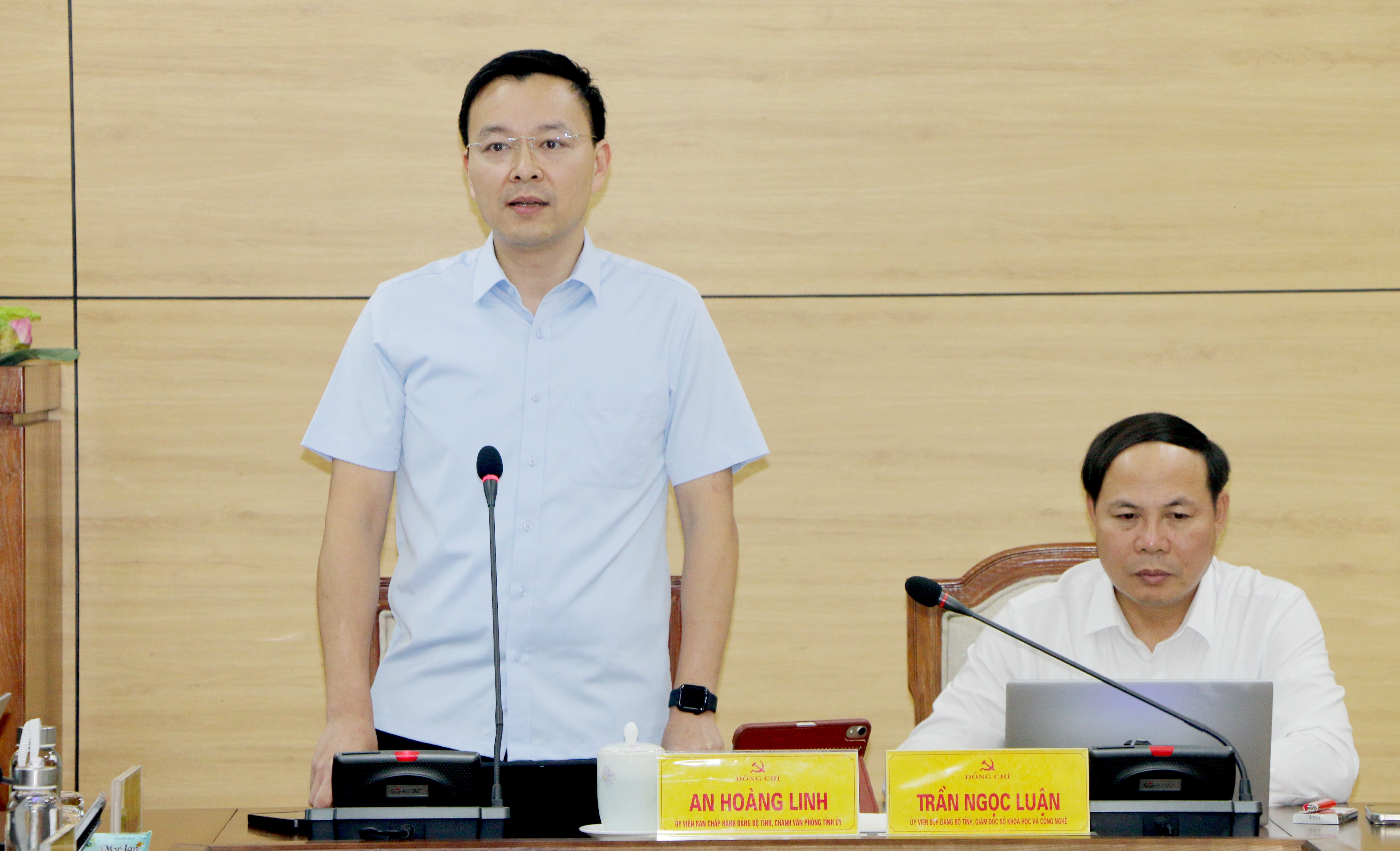 Đồng chí An Hoàng Linh phát biểu tại cuộc họp. img-05489.jpg