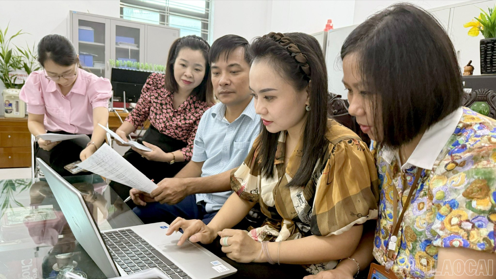 Trợ lý ảo hỗ trợ cán bộ, công chức phường Yên Bái trong tra cứu văn bản pháp luật, nghiệp vụ và xử lý công việc hành chính. baolaocai-br_z7111258938596-956adabb2a577d8b0eb63e9e1d5d0384-2219.jpg