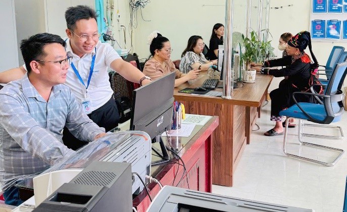Cán bộ VNPT Yên Bái - VNPT Lào Cai thường trực hỗ trợ tại trụ sở các xã, phường trên địa bàn tỉnh Lào Cai. vnpt2.jpg