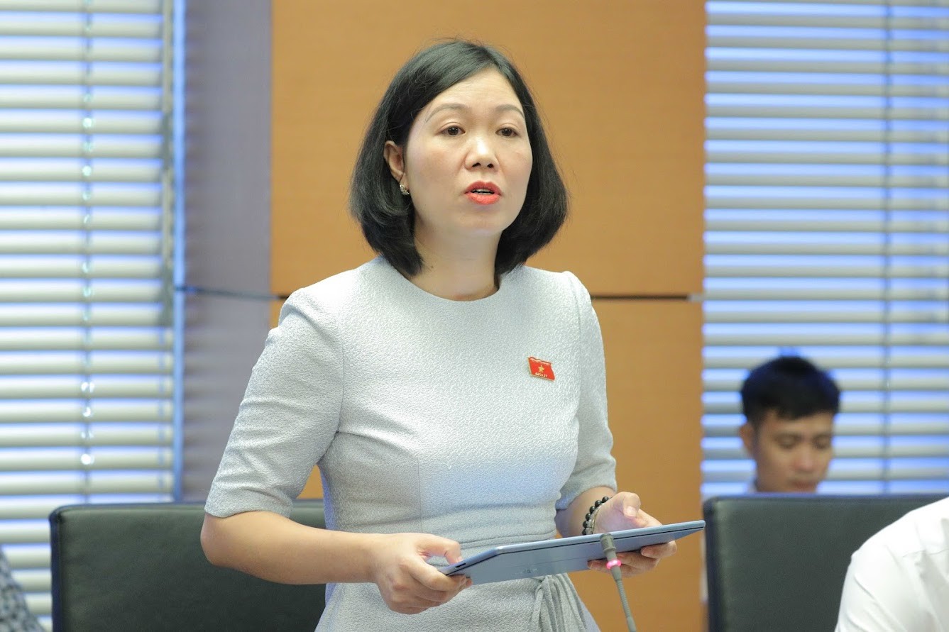 Đại biểu Nguyễn Lan Anh – Phó Giám đốc Sở Khoa học và Công nghệ tỉnh kiến nghị cần có chính sách thu hút, đào tạo nguồn nhân lực chất lượng cao cho các địa phương miền núi. 5.jpg