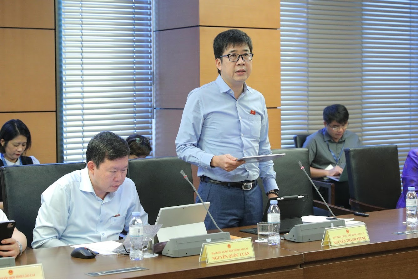Đại biểu Nguyễn Thành Trung tham gia thảo luận tổ ngày 21/10. 4.jpg