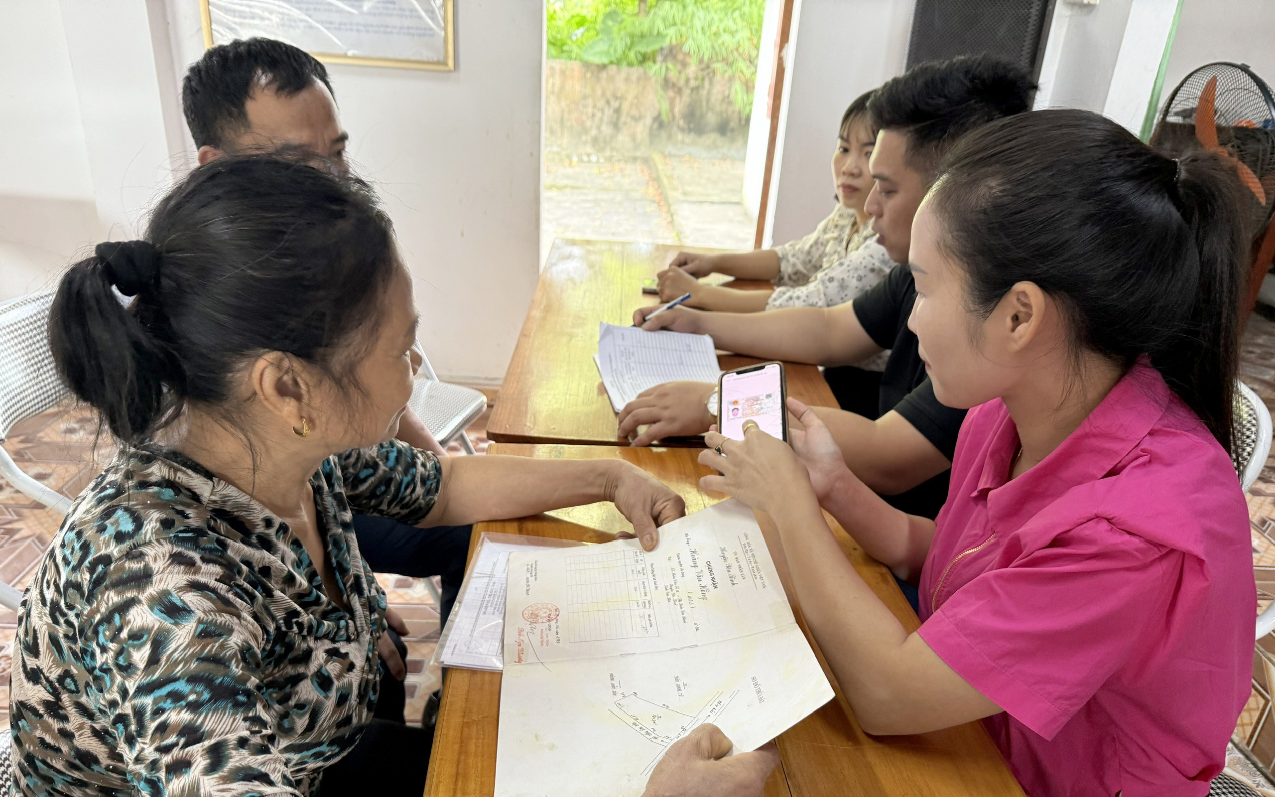 Tổ chuyển đổi số cộng đồng thôn 10, xã Yên Bình hướng dẫn người dân tra cứu, thực hiện thủ tục đất đai trực tuyến qua Cổng Dịch vụ công. can-bo.jpg