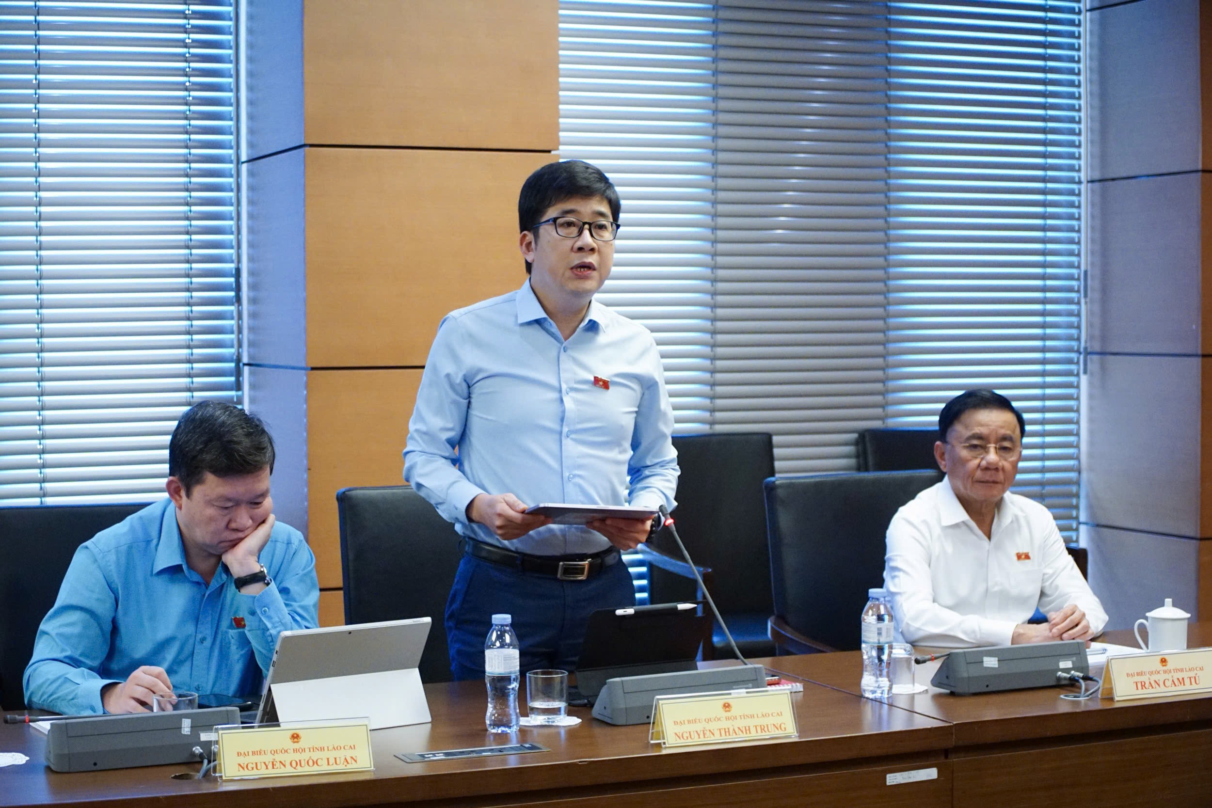 Đại biểu Đoàn ĐBQH tỉnh Lào Cai tham gia thảo luận về nhóm các dự án luật trong lĩnh vực giáo dục. z7144021875737-e438b03759677edbf425ff8b3d41c0a9.jpg