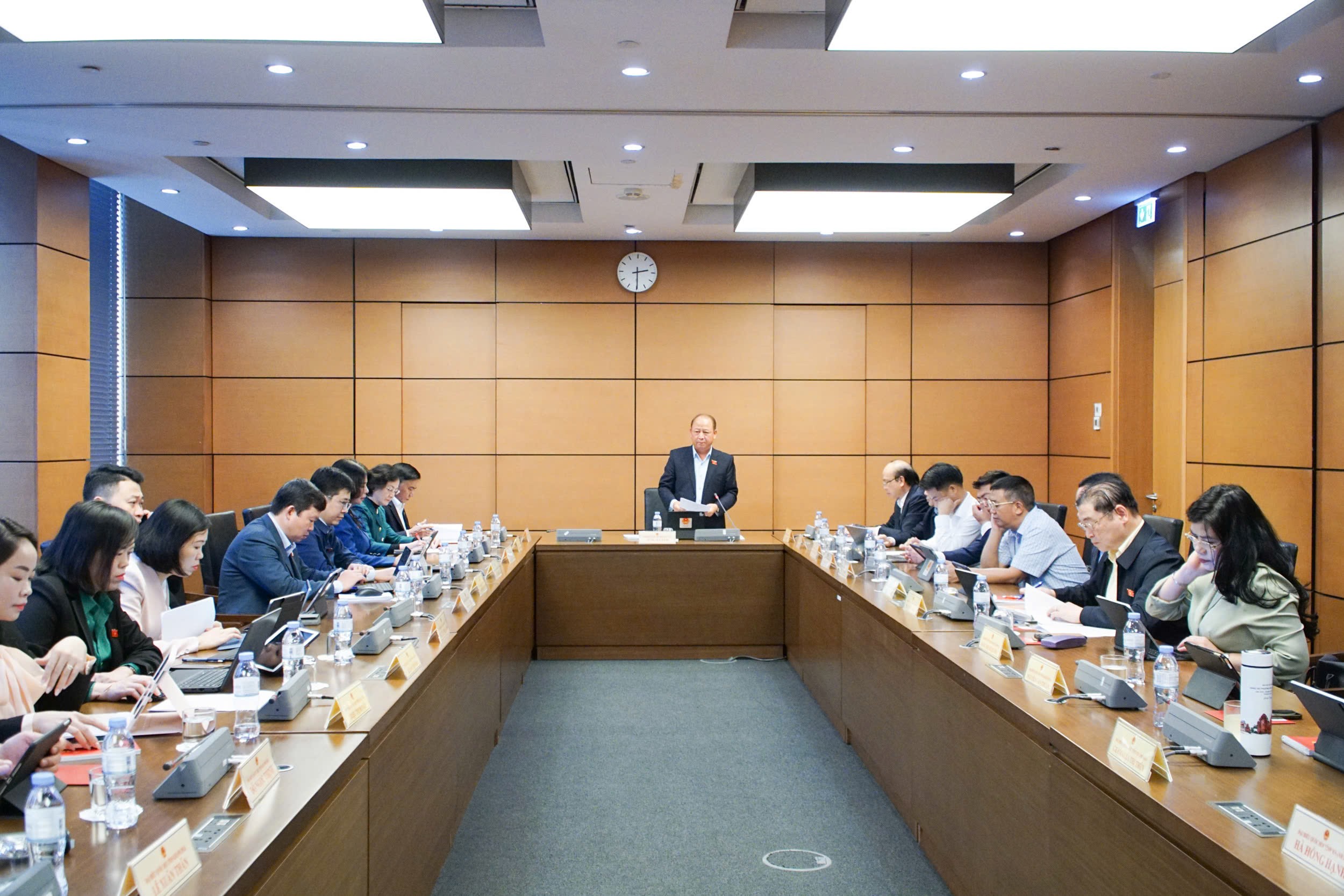 Quang cảnh phiên họp tổ 4.