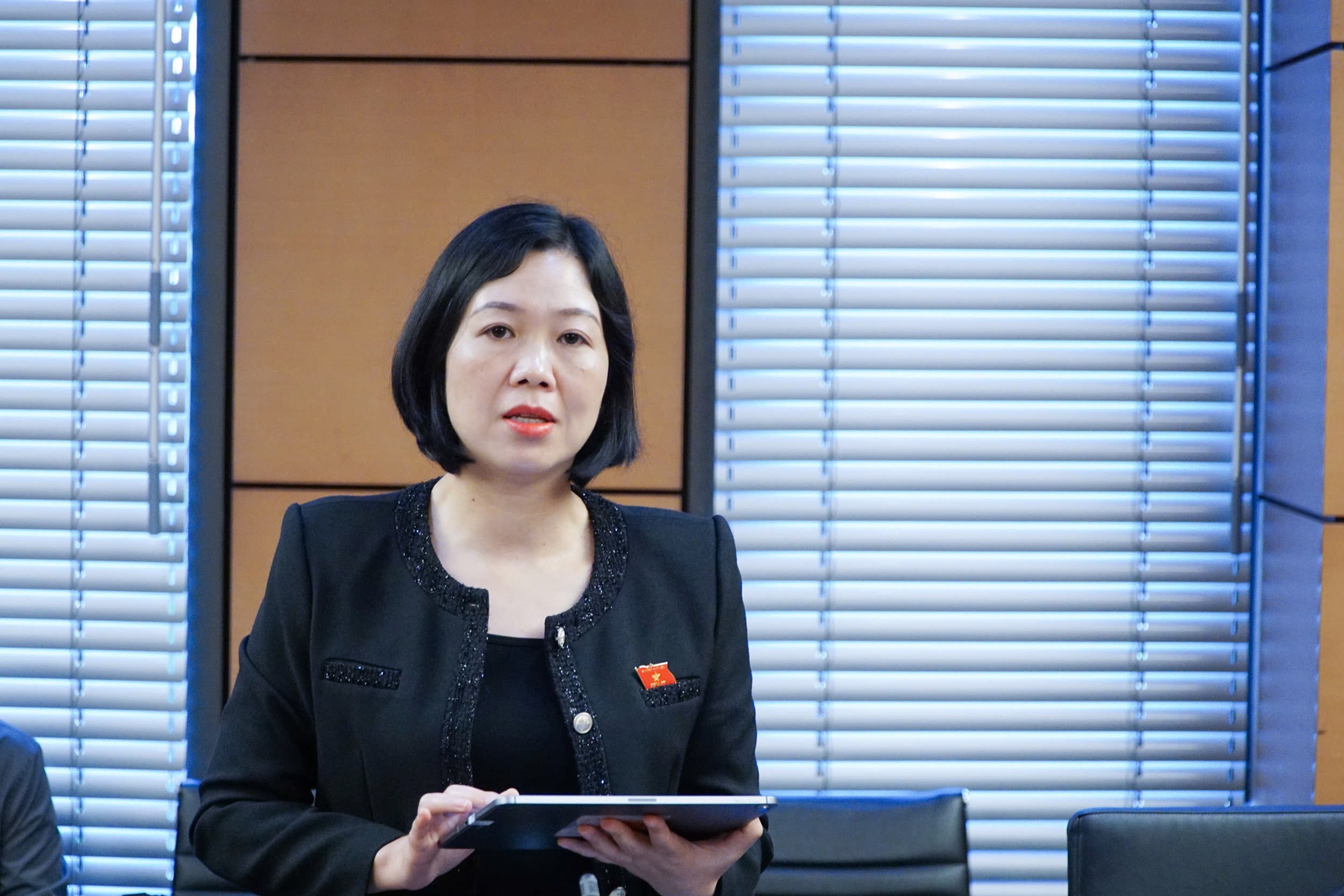 Đại biểu Nguyễn Thị Lan Anh - Phó Giám đốc Sở Khoa học và công nghệ tỉnh Lào Cai tham gia thảo luận tại tổ về dự thảo Luật Điều ước quốc tế. z7174921348134-8a186d2d05415e06107f2de24412081b.jpg