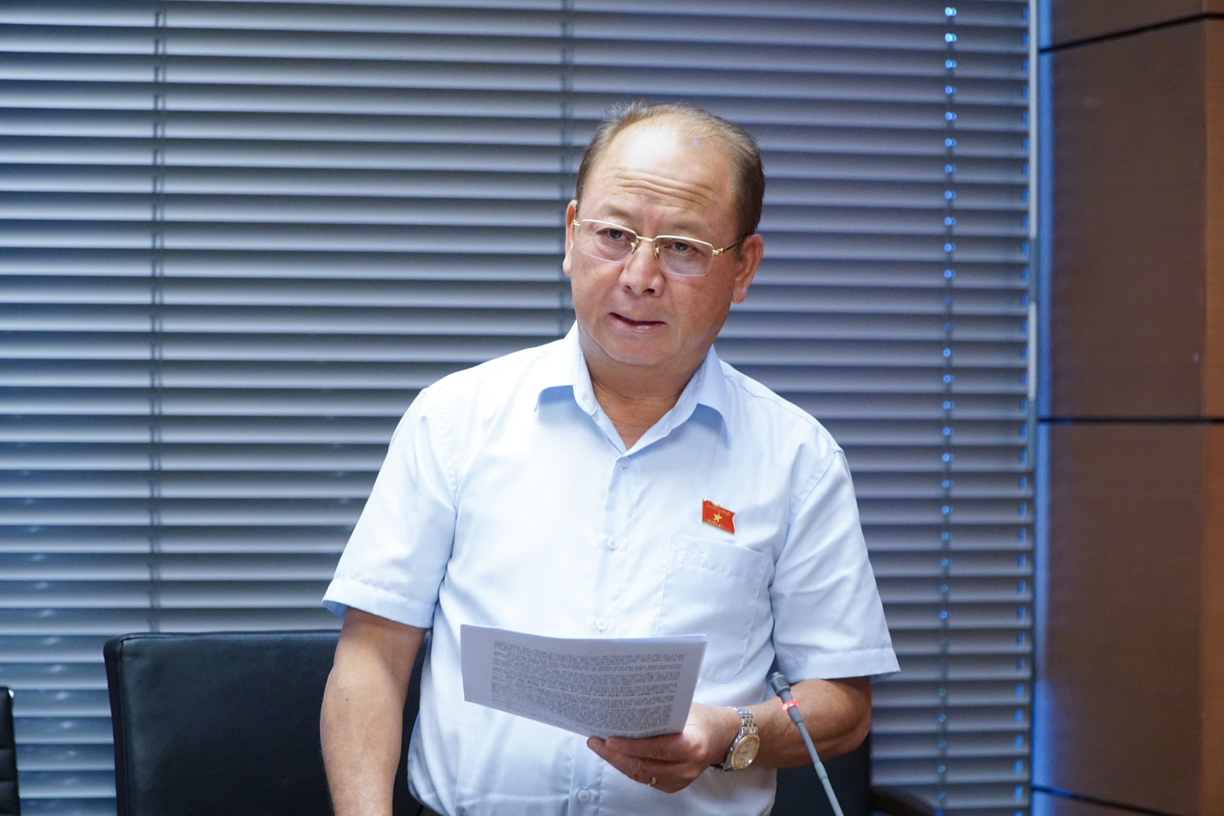 Đại biểu Sùng A Lềnh - Phó Trưởng Đoàn ĐBQH chuyên trách phụ trách Đoàn ĐBQH Lào Cai thảo luận tại tổ về việc sửa đổi Luật An ninh mạng. z7174920312459-0451b7a615b788841695ae68ae7aa559.jpg