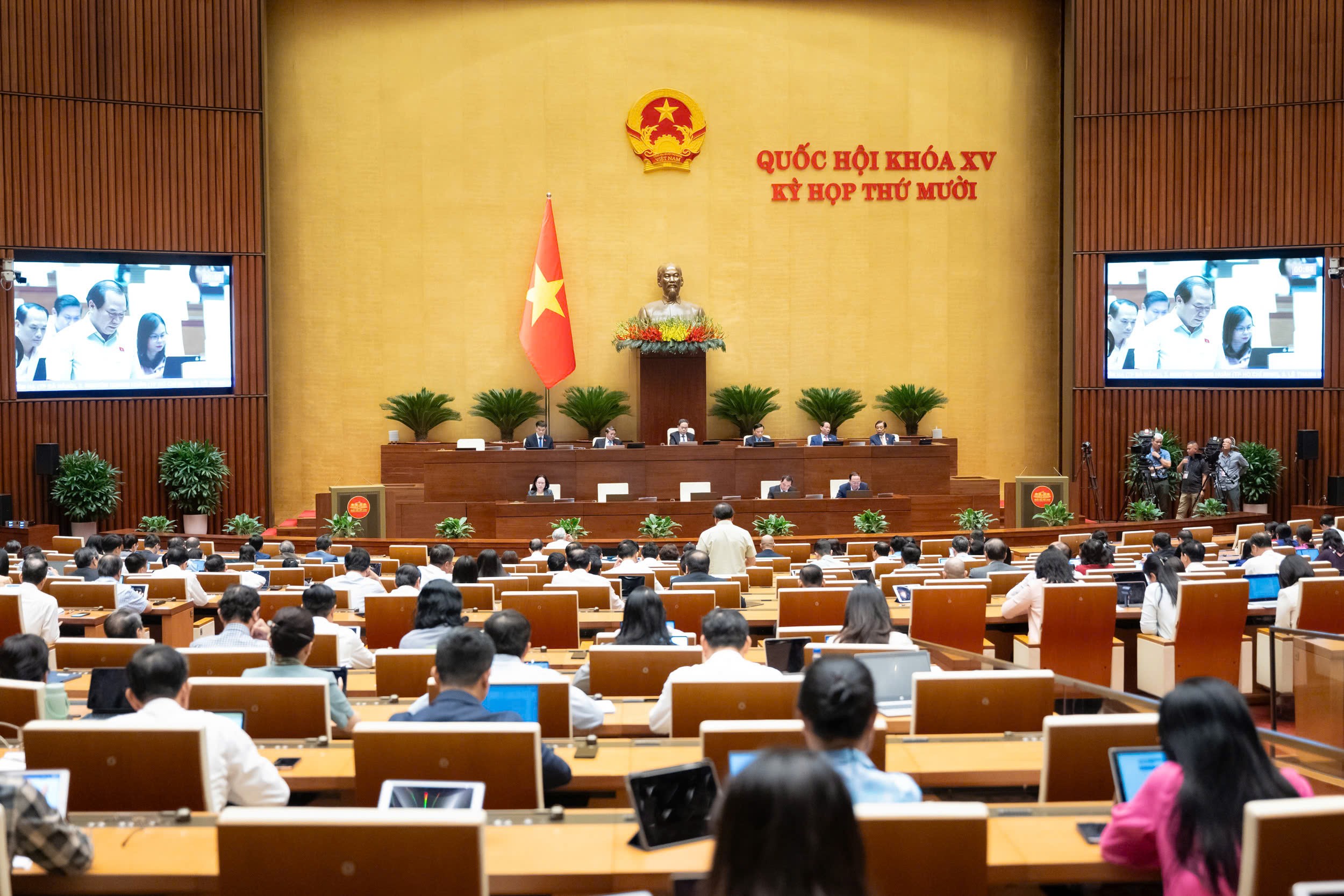 Quang cảnh phiên thảo luận tại hội trường. 202510281516311132-z7164081834178-2345da465ca521b1f87d74a19a0e57ff.jpg