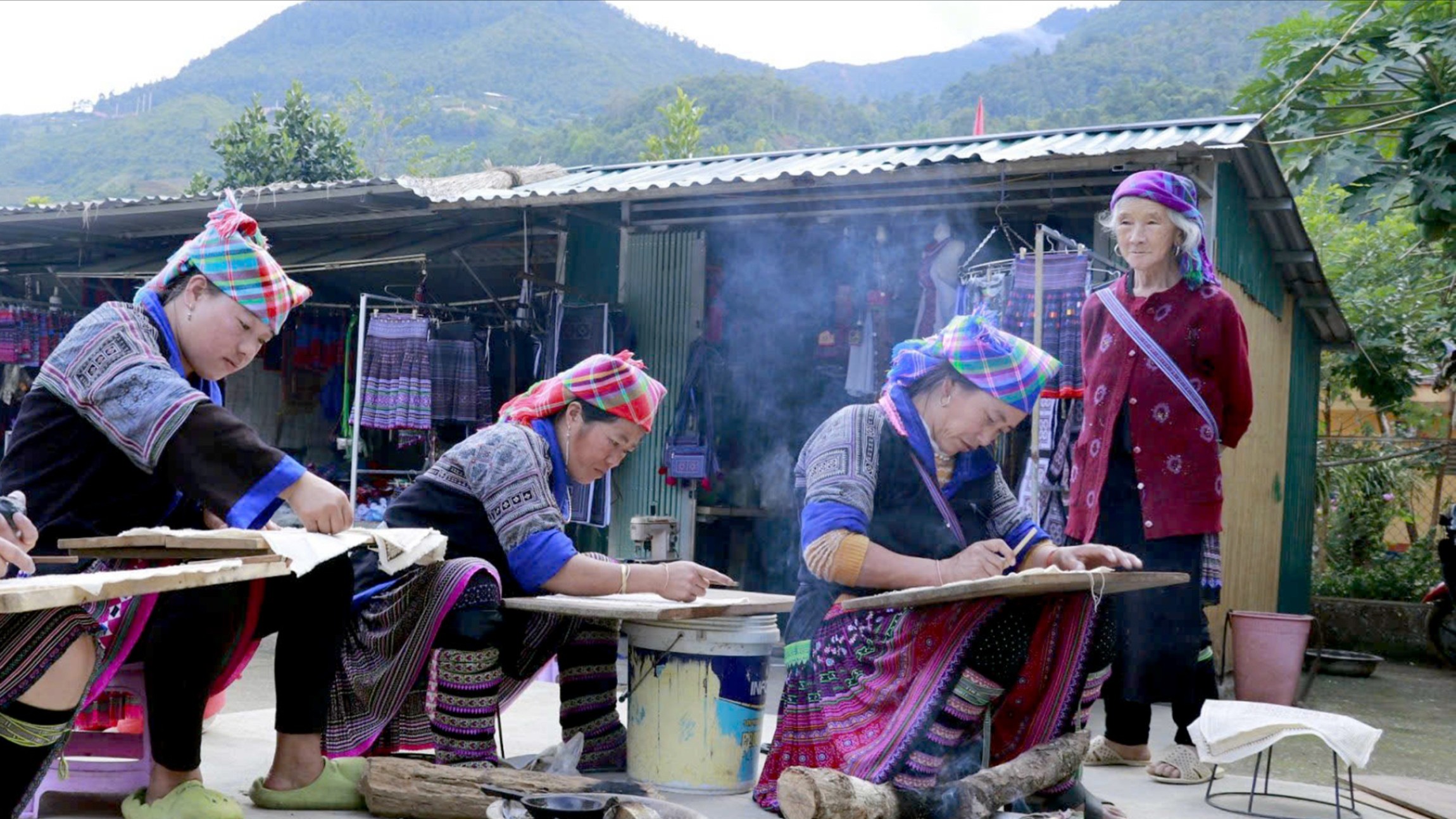 Nghệ thuật dùng sáp ong tạo hoa văn trên vải của người Mông ở Lào Cai là di sản văn hóa phi vật thể quốc gia ở loại hình tri thức dân gian. nghe-tua-9598.jpg