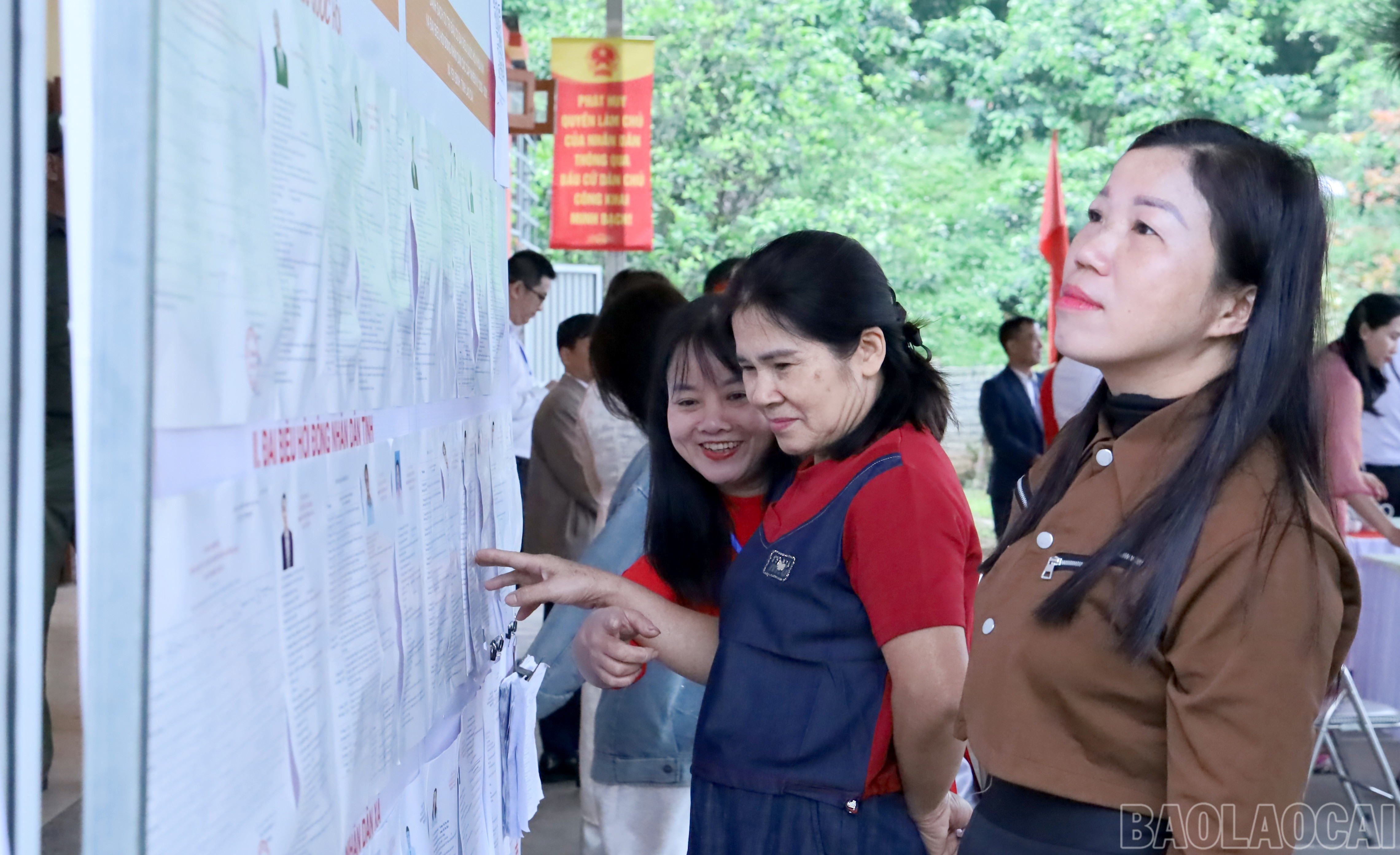 Cử tri thôn Miếu Hạ nghiên cứu thông tin ứng cử viên trước khi tham gia bỏ phiếu.