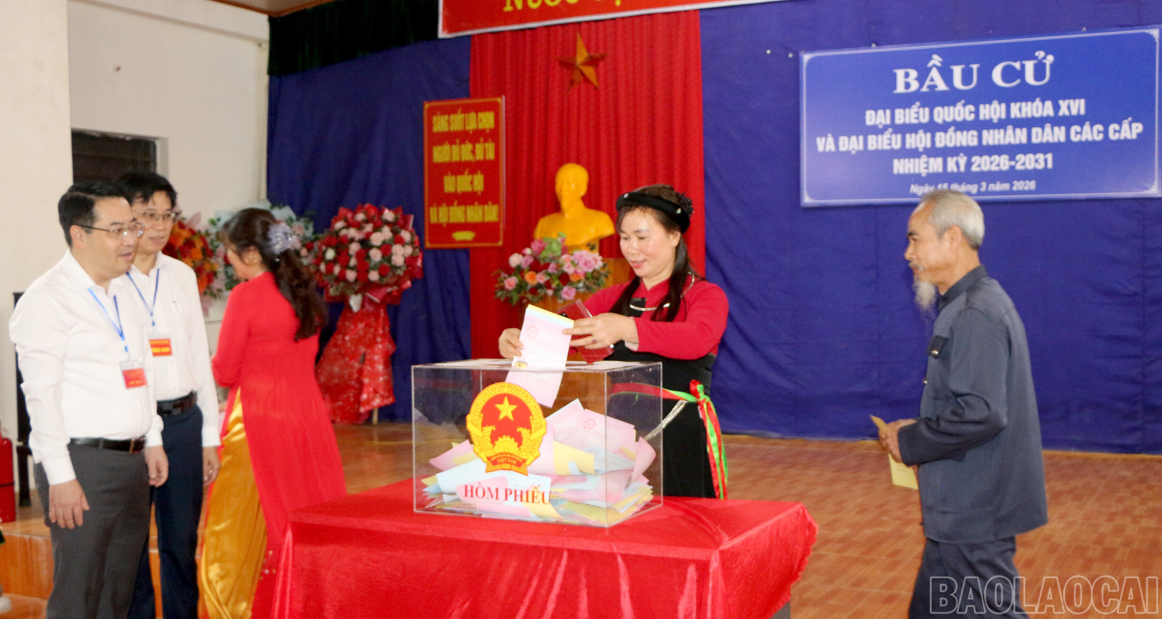 Chủ tịch UBND tỉnh Nguyễn Tuấn Anh kiểm tra công tác bầu cử tại khu vực bỏ phiếu số 23.