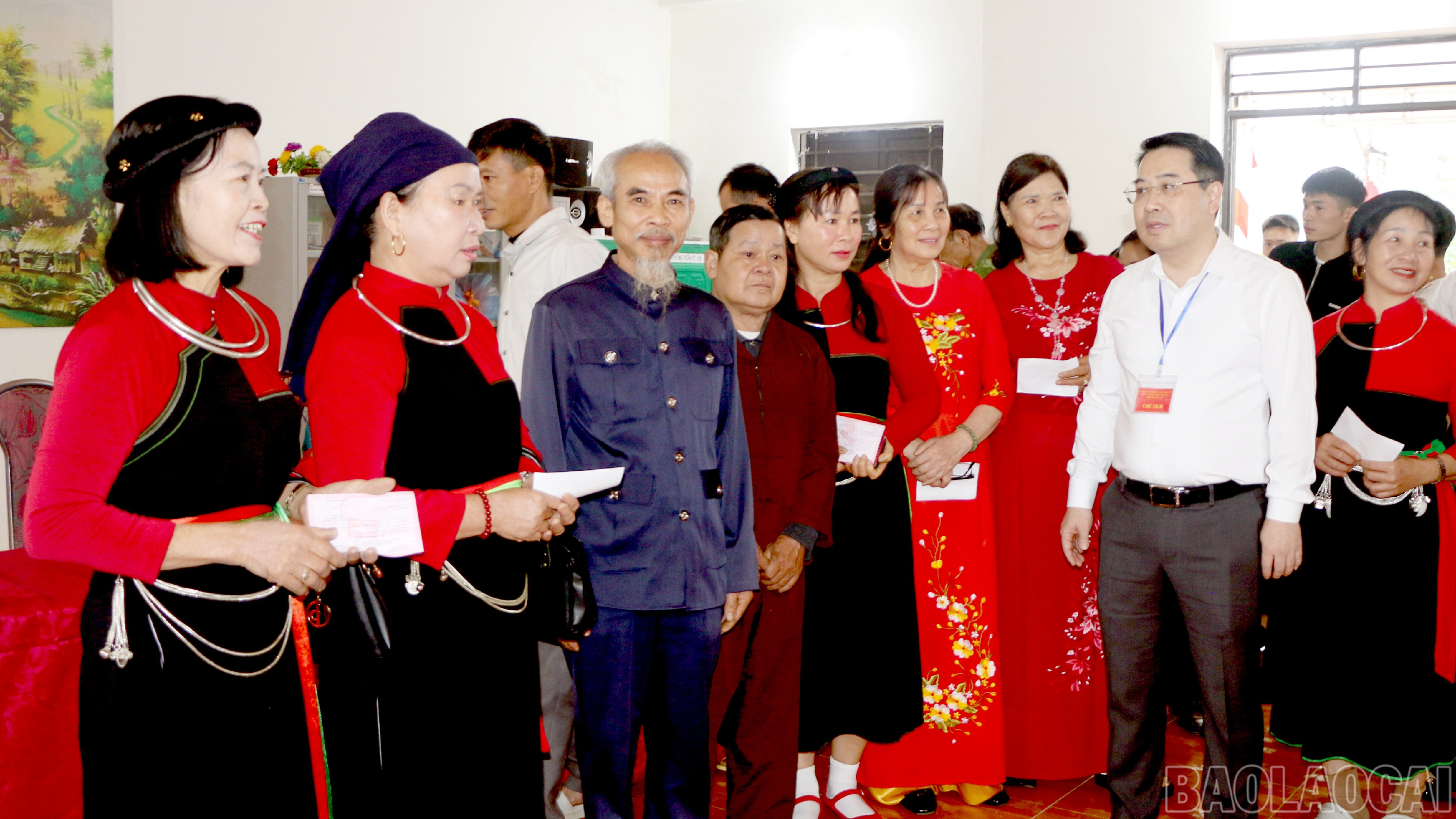 Đồng chí Nguyễn Tuấn Anh - Chủ tịch UBND tỉnh, Chủ tịch Ủy ban bầu cử tỉnh trao đổi, trò chuyện với cử tri tại Khu vực bỏ phiếu số 23 gồm thôn Yên Thắng và thôn Khuân La với 859 cử tri (trong đó có trên 60% là đồng bào dân tộc Cao Lan).