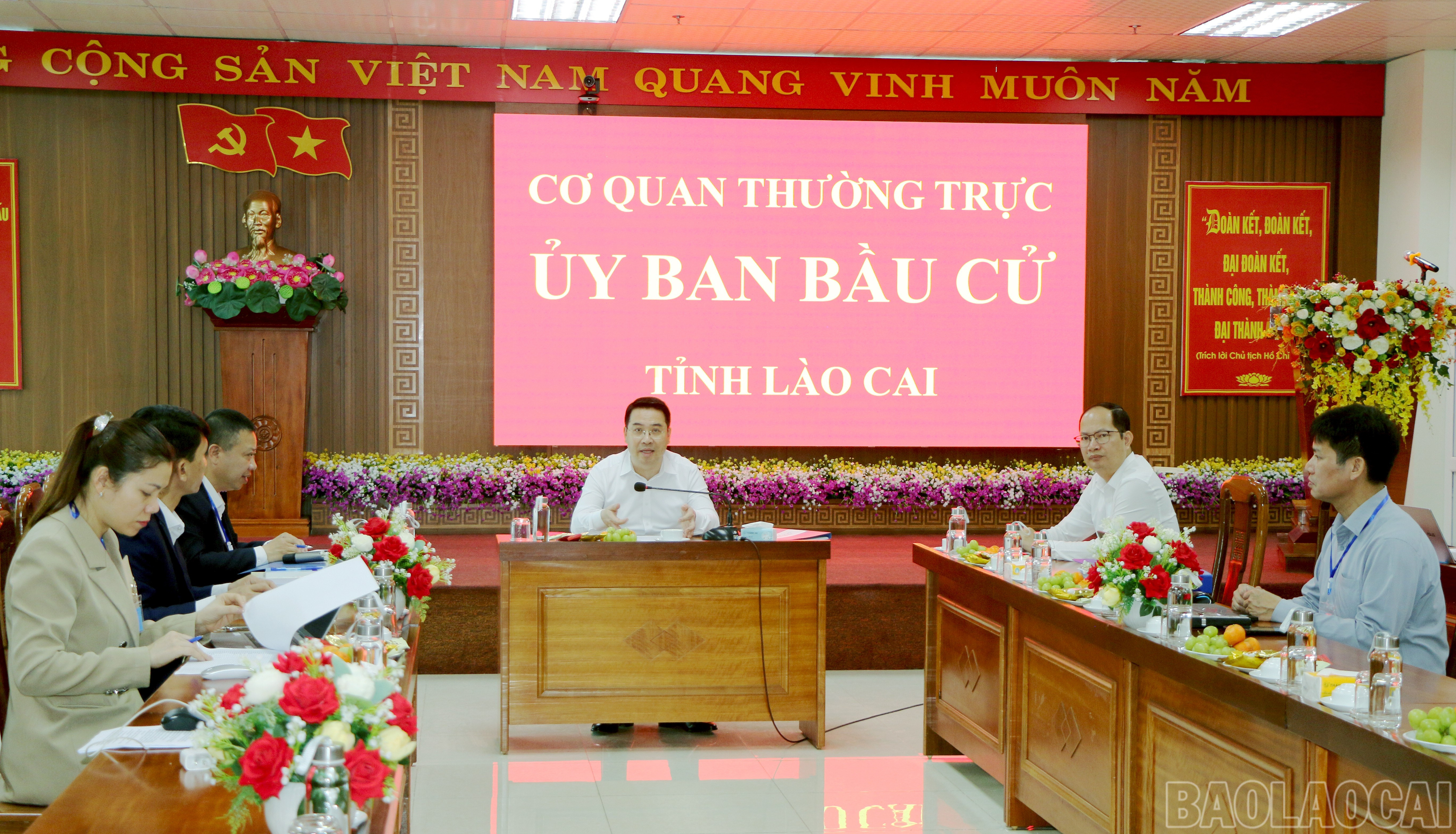 Chủ tịch UBND tỉnh Nguyễn Tuấn Anh kiểm tra công tác tổng hợp, cập nhật thông tin báo cáo của Cơ quan Thường trực Ủy ban Bầu cử tỉnh tại Sở Nội vụ.