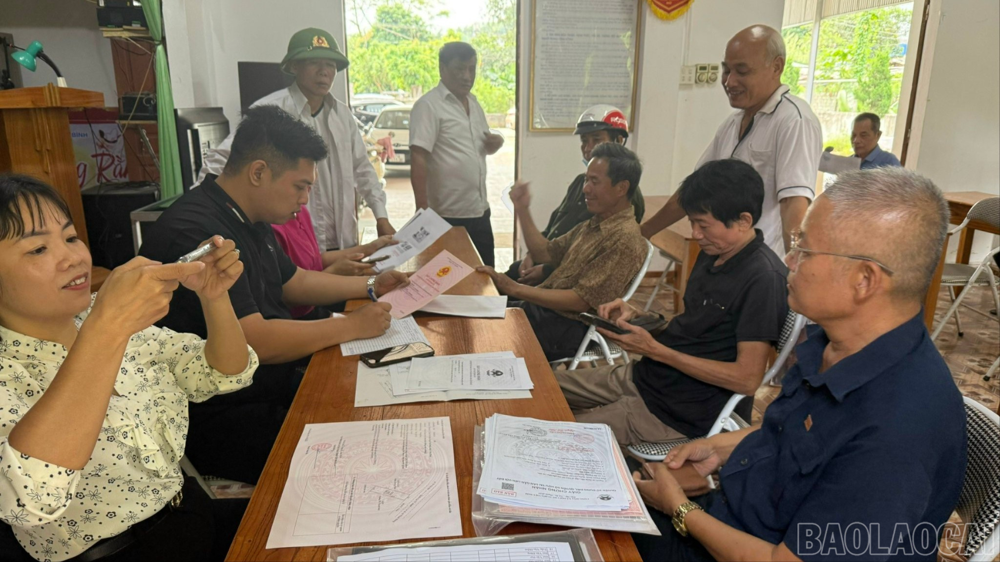 Người dân đến làm sạch, rà soát và bổ sung thông tin dữ liệu đất đai tại địa phương, phục vụ kết nối với Cơ sở dữ liệu quốc gia về dân cư. baolaocai-br_du-lieu-8382.jpg