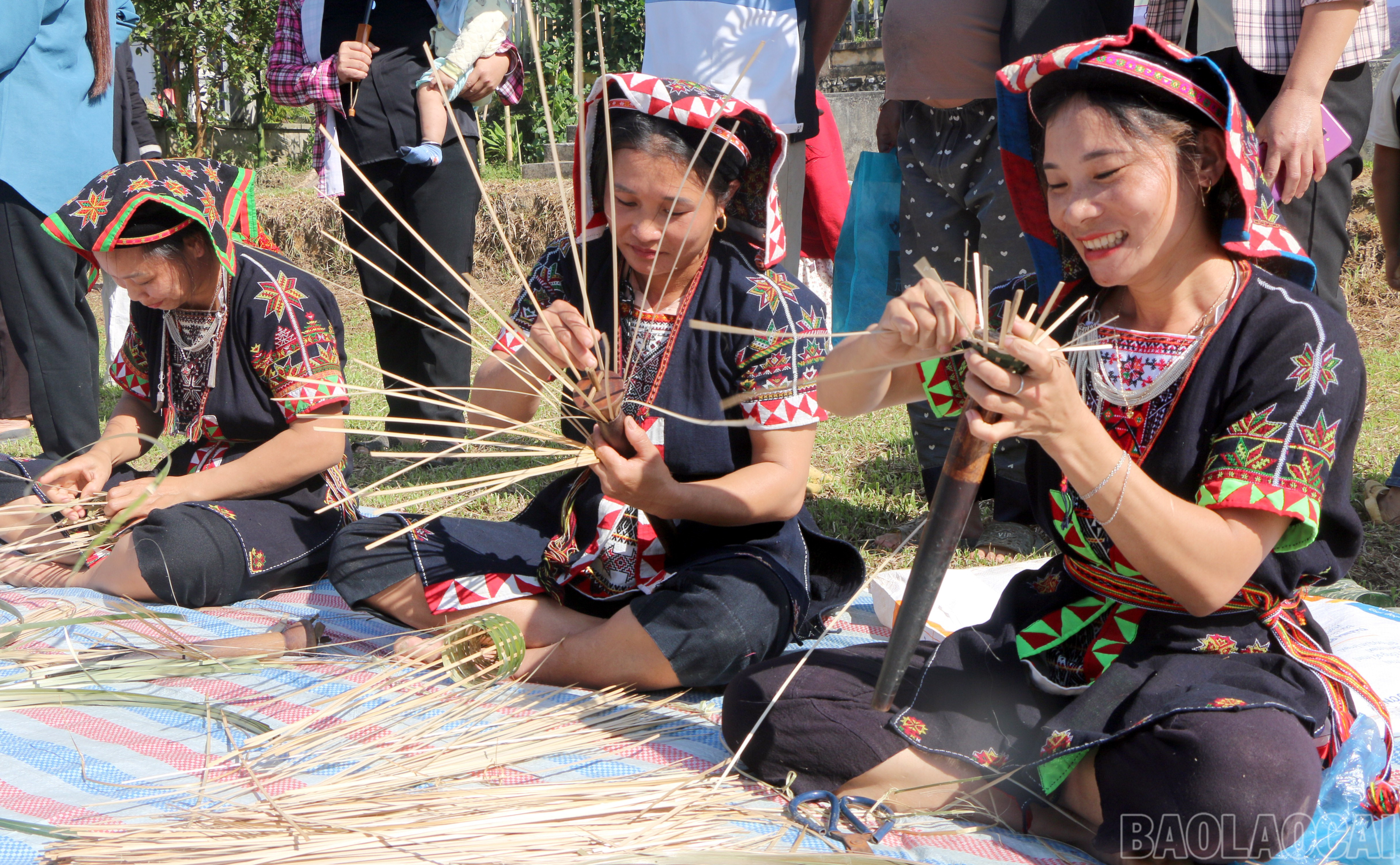 Những người phụ nữ Dao cần mẫn thêu thùa, dệt vải và tạo nên các sản phẩm thủ công truyền thống. Họ là những người "giữ lửa” âm thầm cho văn hóa dân tộc giữa nhịp sống hiện đại. baolaocai-br_img-91741.jpg