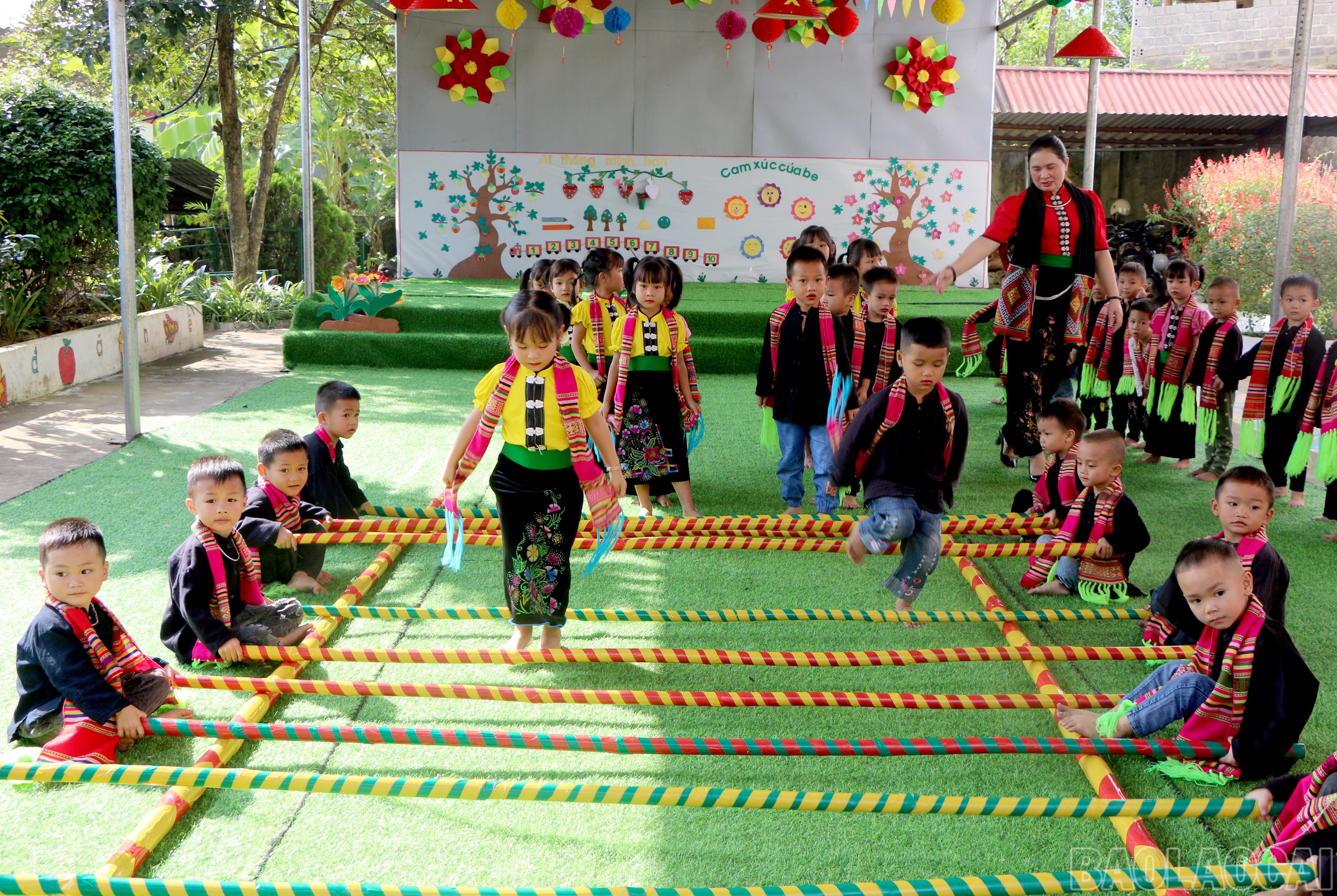 Thế hệ trẻ hòa mình vào các trò chơi dân gian và điệu múa truyền thống, tiếp cận văn hóa dân tộc một cách tự nhiên qua những trải nghiệm sinh động. baolaocai-br_img-9967.jpg