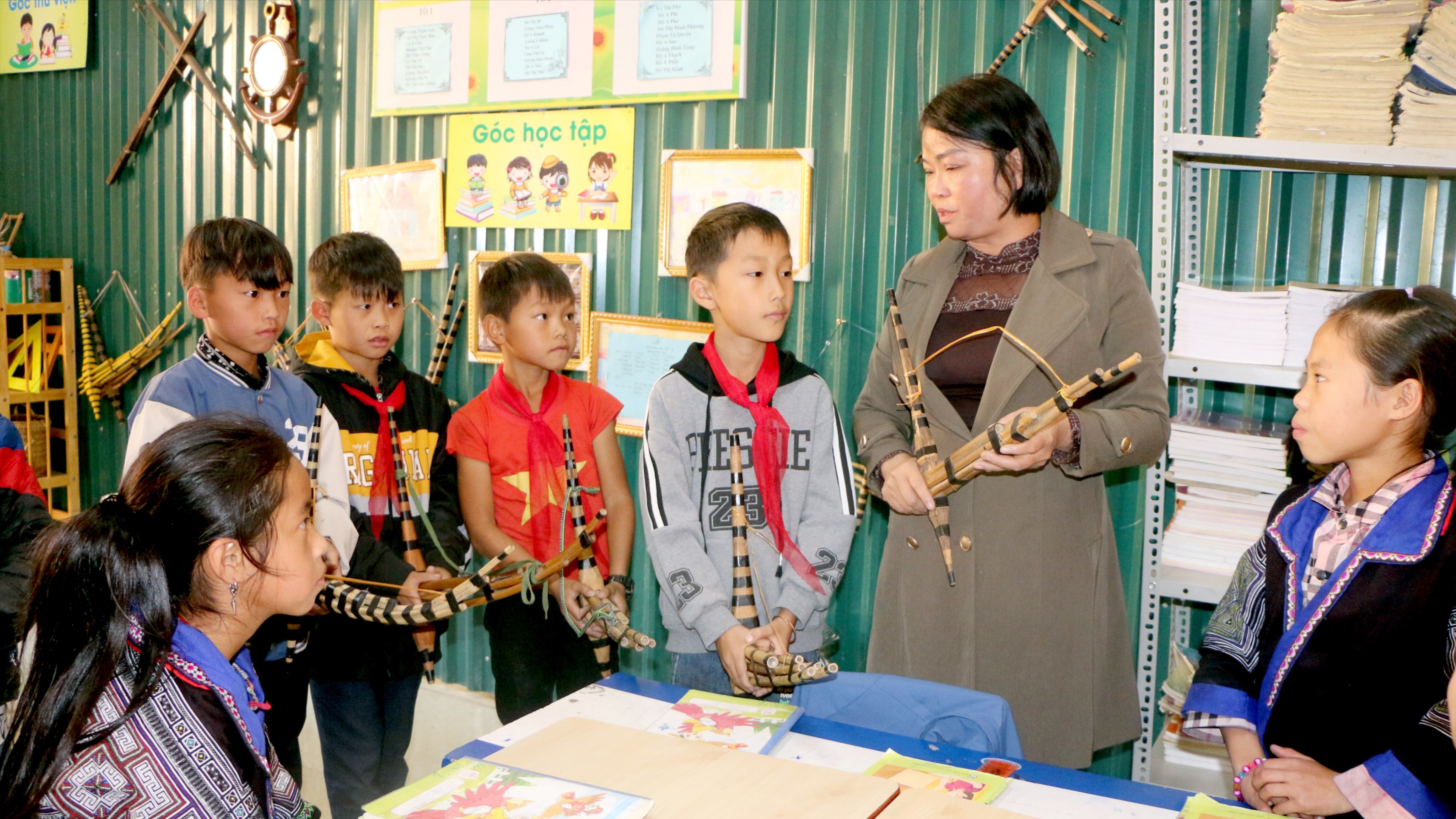 Cùng với việc đầu tư cơ sở vật chất, công tác bảo tồn văn hóa trong giáo dục được đẩy mạnh, giúp học sinh vùng dân tộc thiểu số phát triển toàn diện. img-0545-8088.jpg