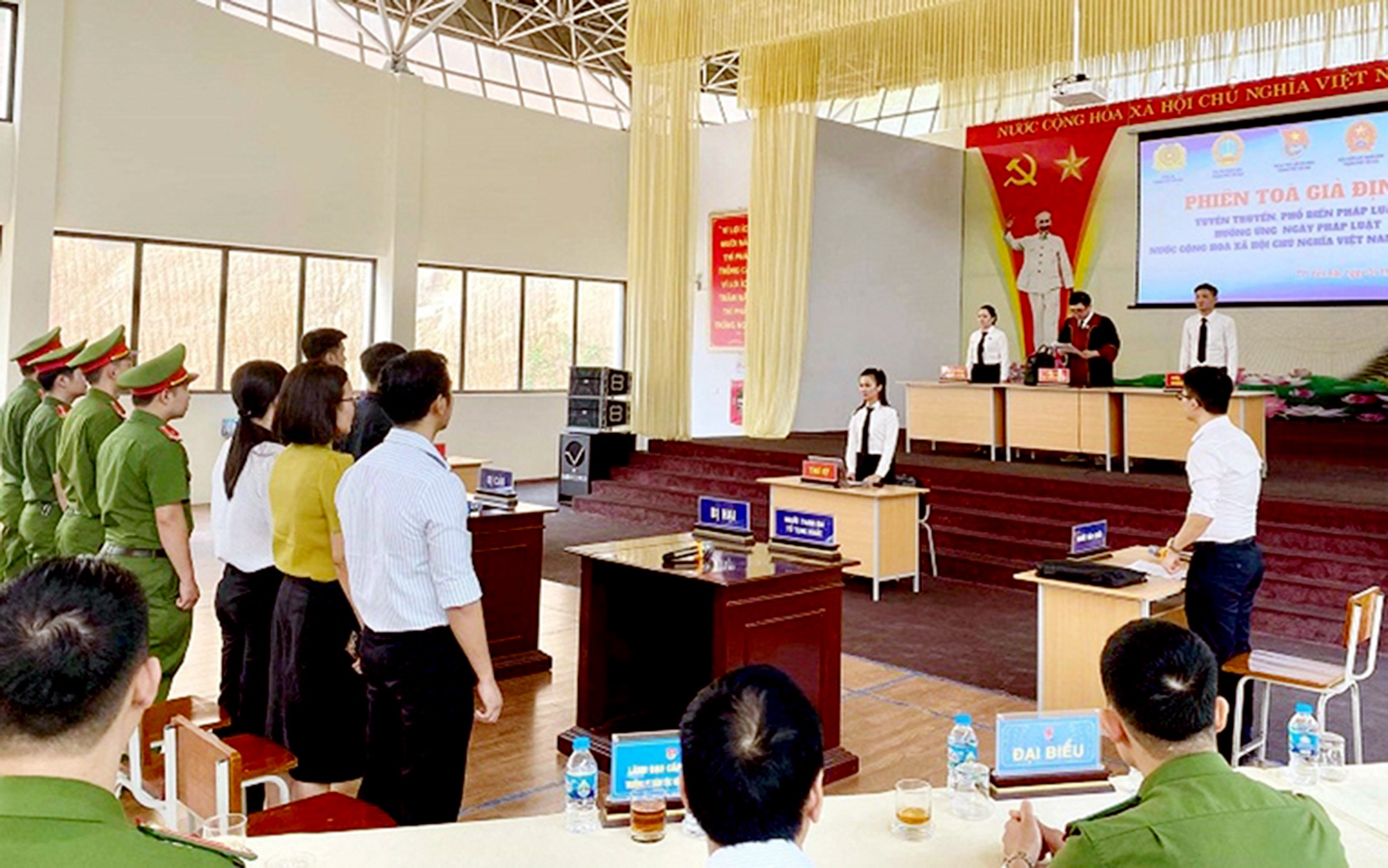 Phiên tòa giả định được tổ chức nhằm tuyên truyền, phổ biến pháp luật, giúp người dân hiểu rõ hơn về quy trình xét xử và quyền, nghĩa vụ của công dân trong việc chấp hành pháp luật. phien.jpg