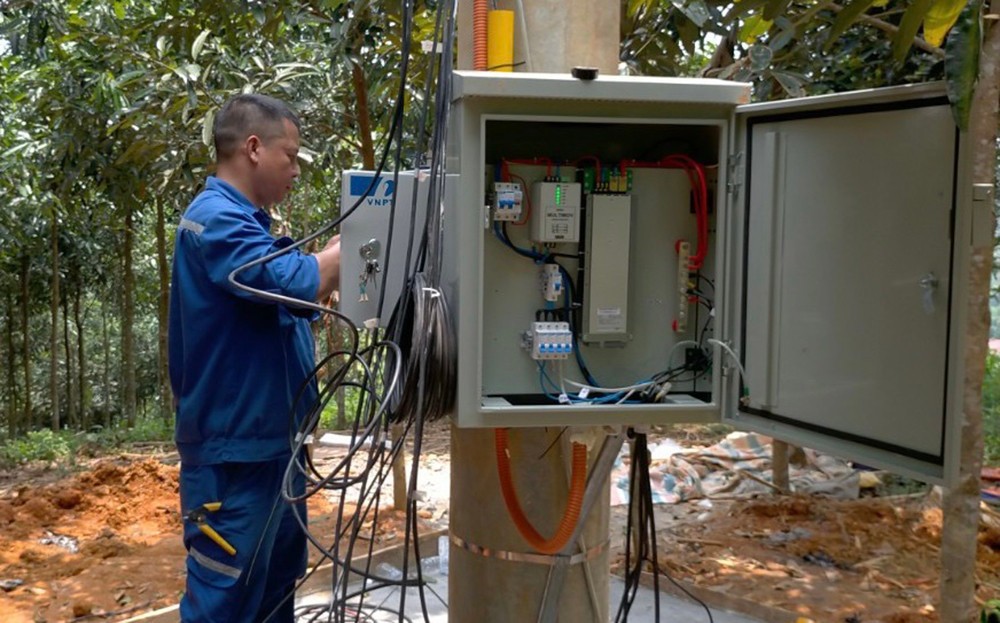 Cán bộ kỹ thuật VNPT lắp đặt cơ sở hạ tầng kỹ thuật nhằm nâng cao chất lượng dịch vụ viễn thông phục vụ khách hàng. vnpt.jpg