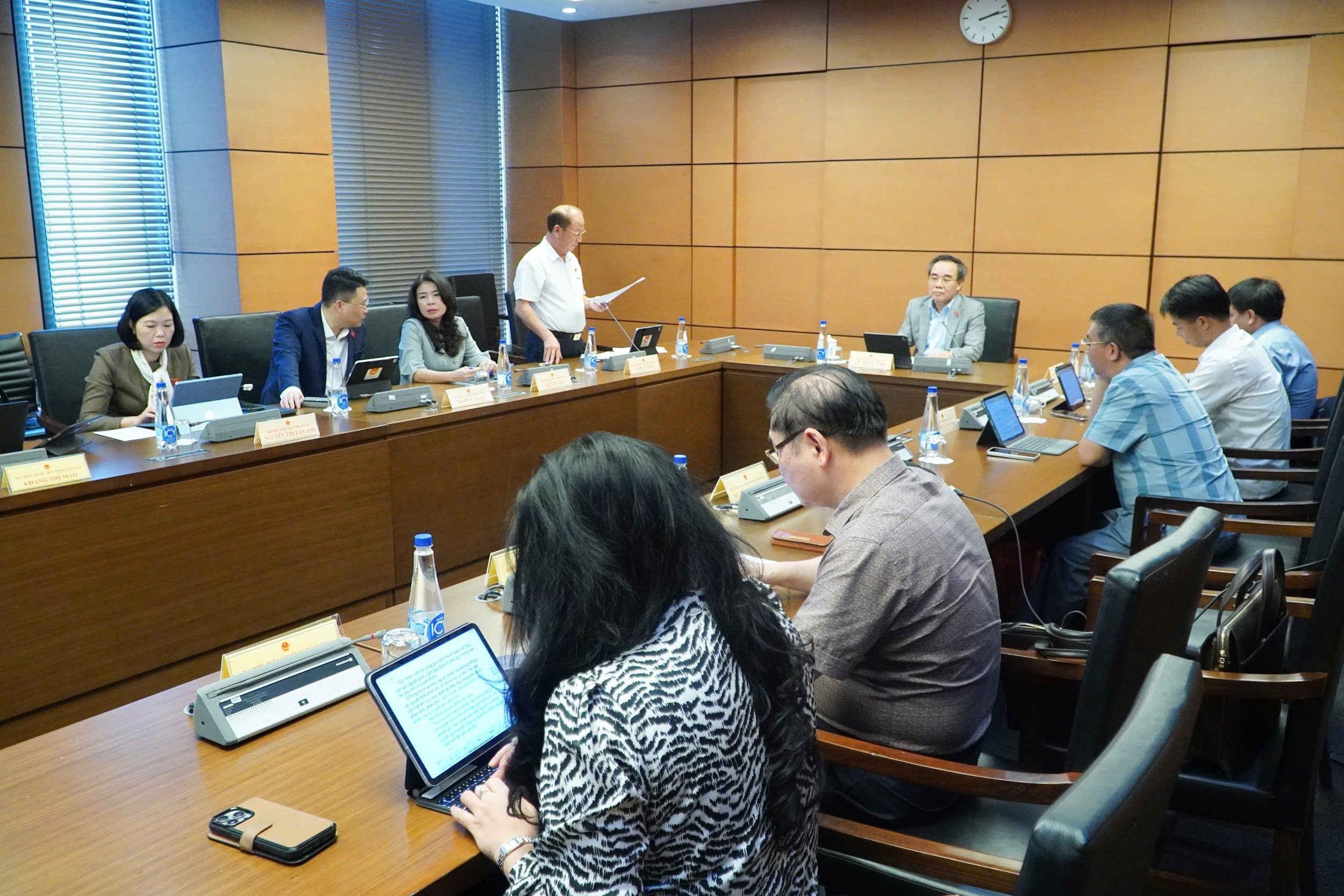 Quang cảnh phiên thảo luận tổ.