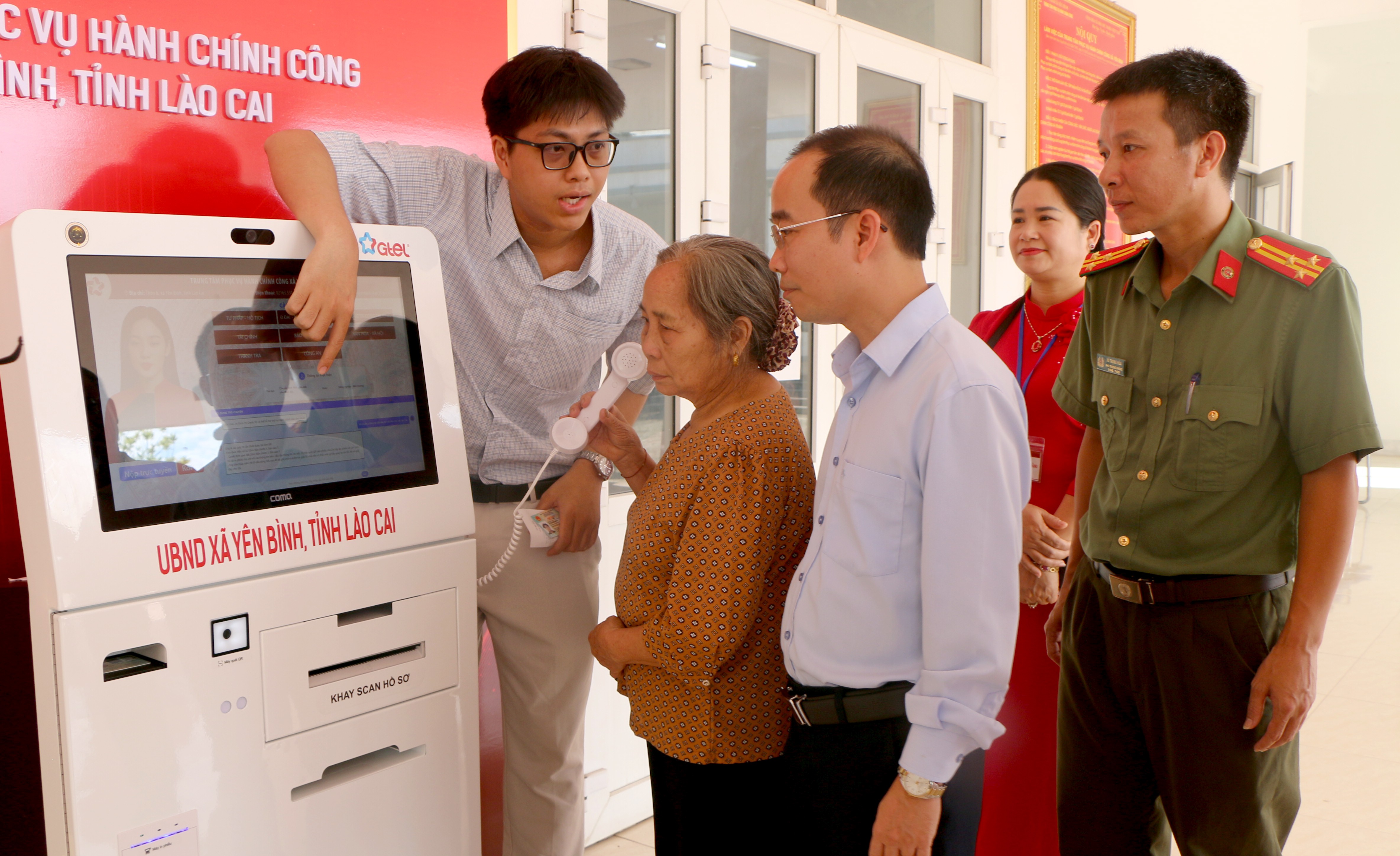 Các đại biểu và người dân tham gia trải nghiệm, thực hành thao tác trên Cabin hành chính công. 898767.jpg