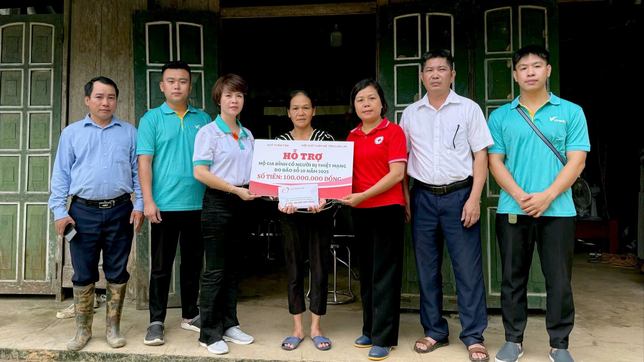 Lãnh đạo Hội Chữ thập đỏ tỉnh Lào Cai cùng Quỹ Thiện Tâm - Tập đoàn Vingroup trao100 triệu đồng hỗ trợ khẩn cấp cho gia đình bà Hà Thị Khang. 234-1015.jpg