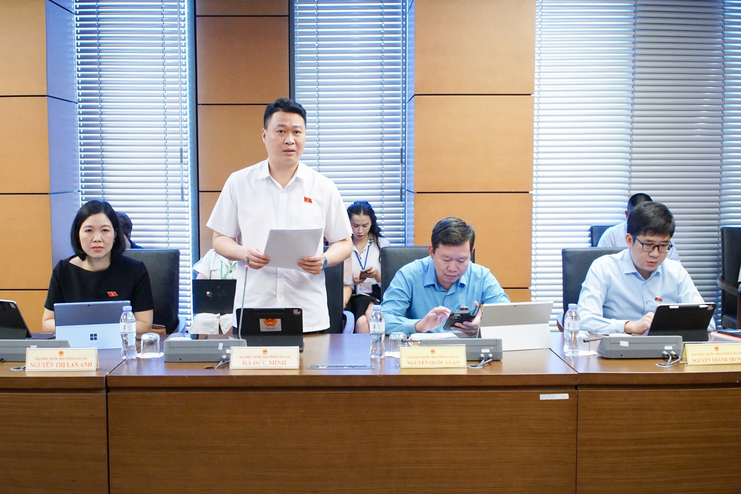 Đại biểu Hà Đức Minh - Chánh Thanh tra tỉnh có nhiều ý kiến tham gia góp ý vào Dự án Luật Viên chức. z7143138338776-186ae349d107dd318faeeeb067a48f30.jpg