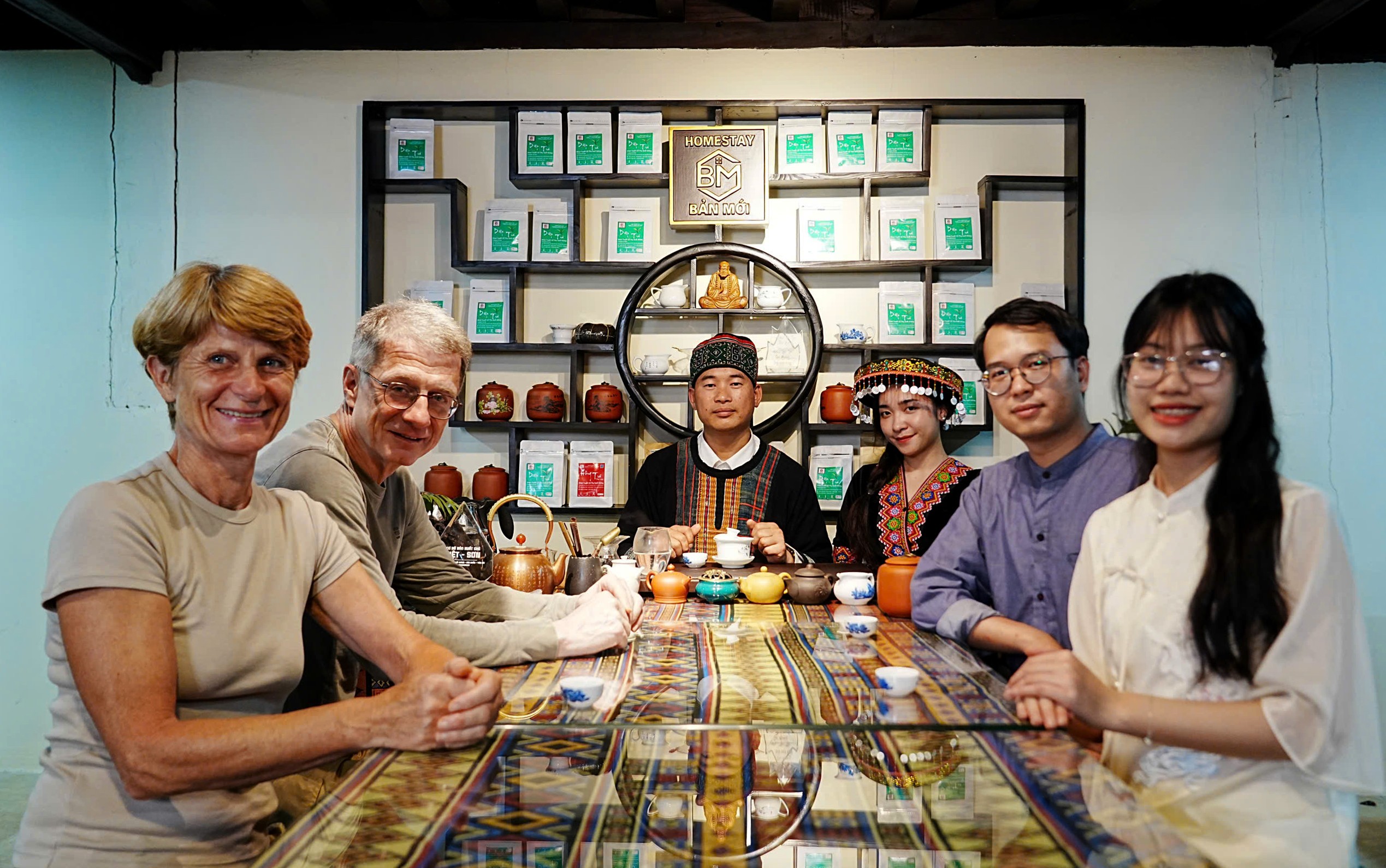 Du khách trải nghiệm không gian trà Shan tuyết tại homestay Bản Mới, Suối Giàng, xã Văn Chấn. z7180512554483-a2f5aa1c8239a833b29933e0d10b38fb.jpg