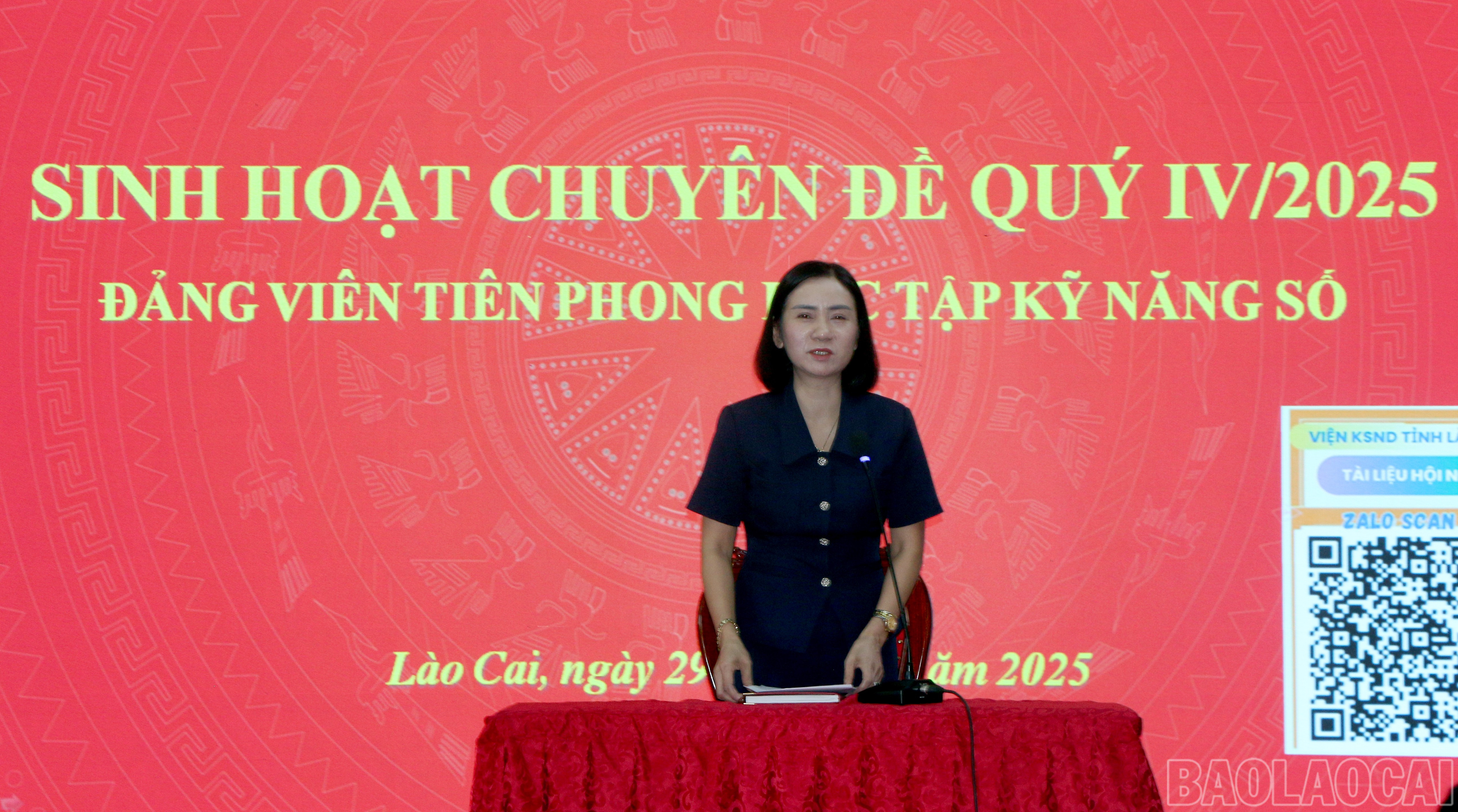 Đồng chí Lê Thị Thanh Bình – Phó Bí thư Đảng ủy các cơ quan Đảng tỉnh phát biểu, rút kinh nghiệm sau buổi sinh hoạt chuyên đề “Đảng viên tiên phong học tập kỹ năng số”. baolaocai-br_img-0437.jpg