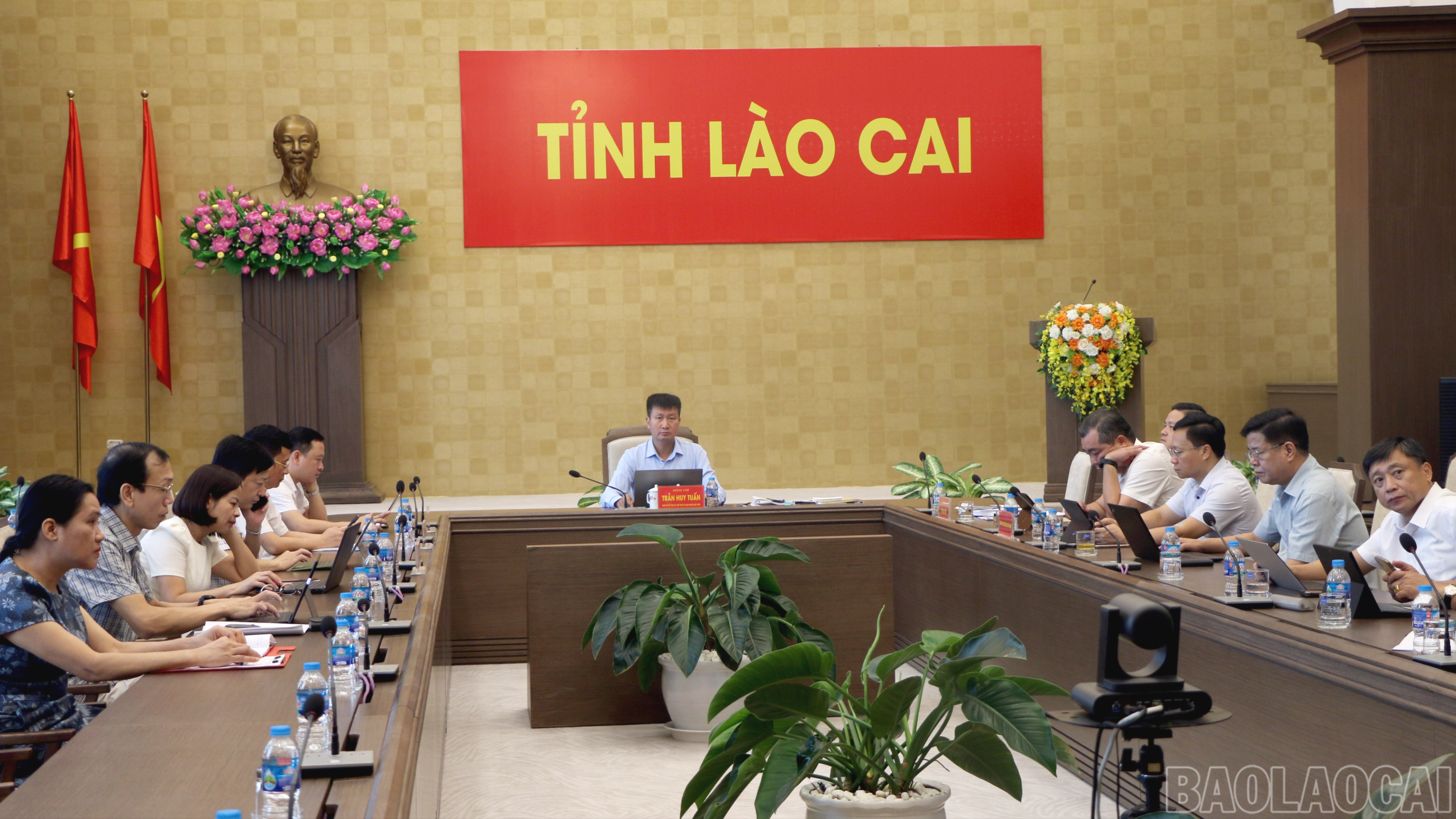 Đồng chí Trần Huy Tuấn - Phó Bí thư Tỉnh ủy, Chủ tịch UBND tỉnh, Trưởng Ban Chỉ đạo của UBND tỉnh về phát triển khoa học, công nghệ, đổi mới sáng tạo, chuyển đổi số và Đề án 06 chủ trì tại điểm cầu tỉnh Lào Cai. baolaocai-br_img-0328-5897.jpg