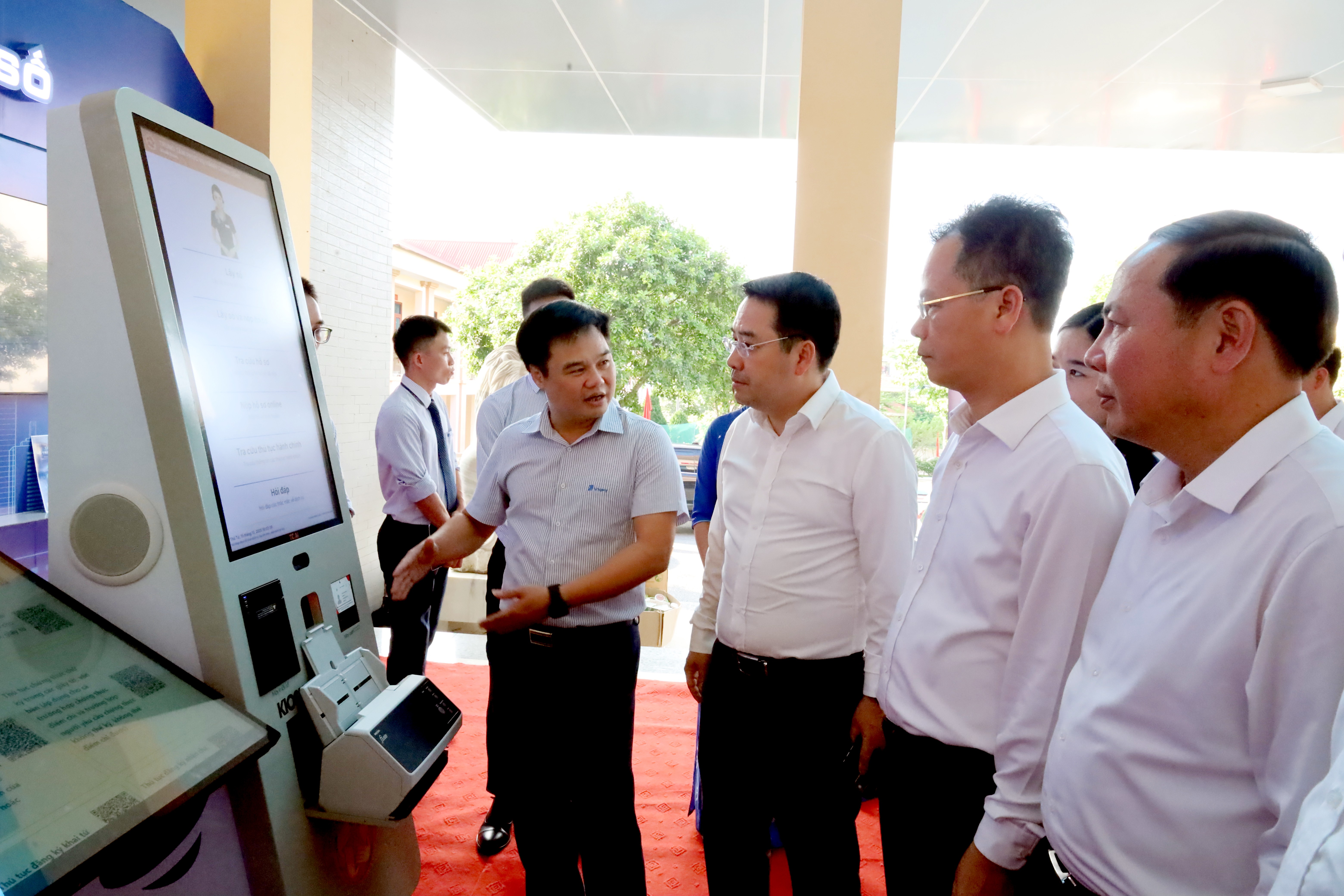 Các đồng chí lãnh đạo tỉnh tham quan Ki-ốt thông minh tại gian hàng của VNPT tại Chương trình. Các đồng chí lãnh đạo tỉnh tham quan Ki-ốt thông minh tại gian hàng của VNPT tại Chương trình.