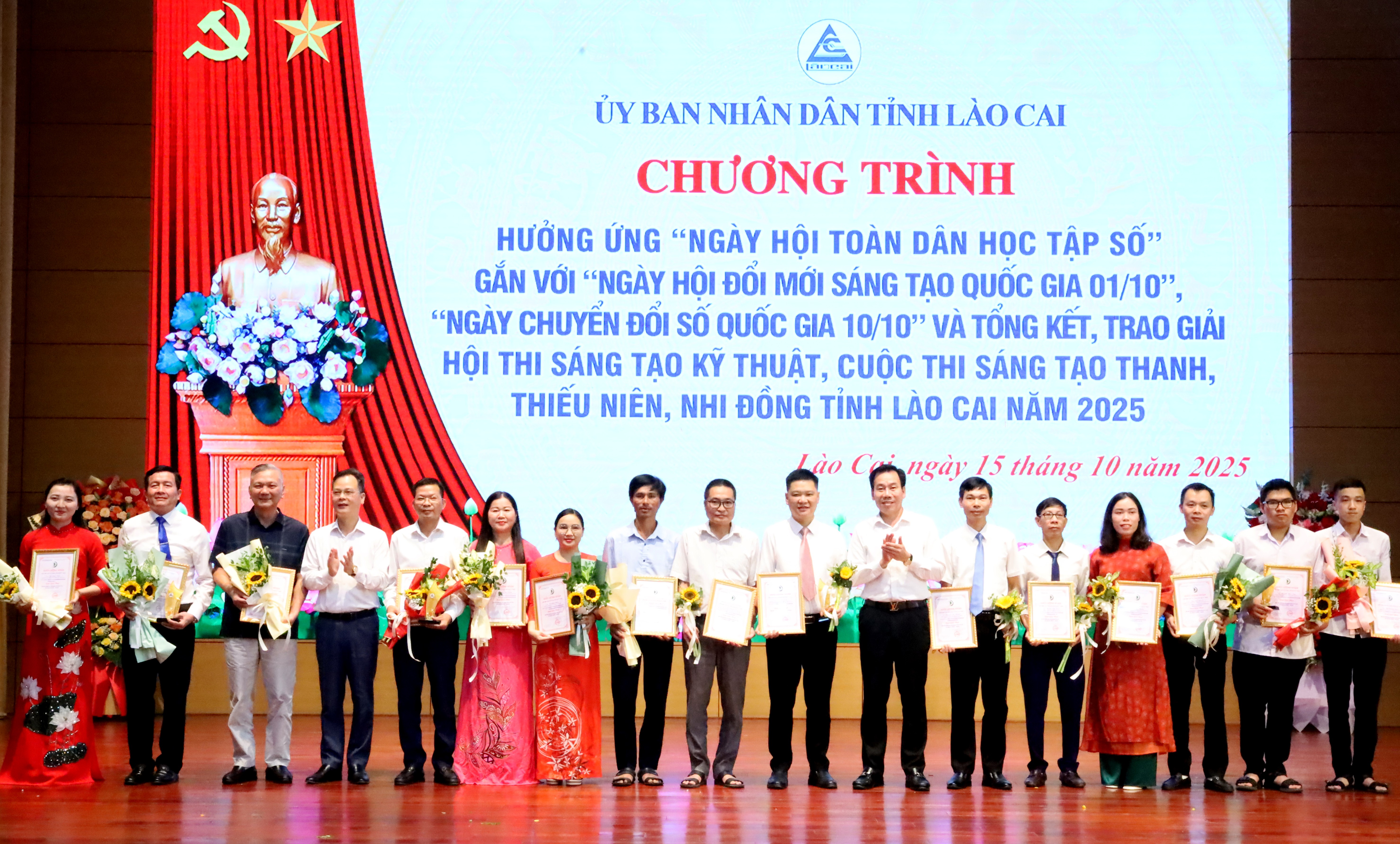 Các đồng chí Dương Đức Huy - Trưởng Ban Tuyên giáo và Dân vận Tỉnh ủy và Nguyễn Thành Sinh - Phó Chủ tịch UBND tỉnh trao giải cho các nhóm tác giả xuất sắc đoạt giải Nhất trong Hội thi Sáng tạo kỹ thuật tỉnh Lào Cai lần thứ 9. img-7279.jpg
