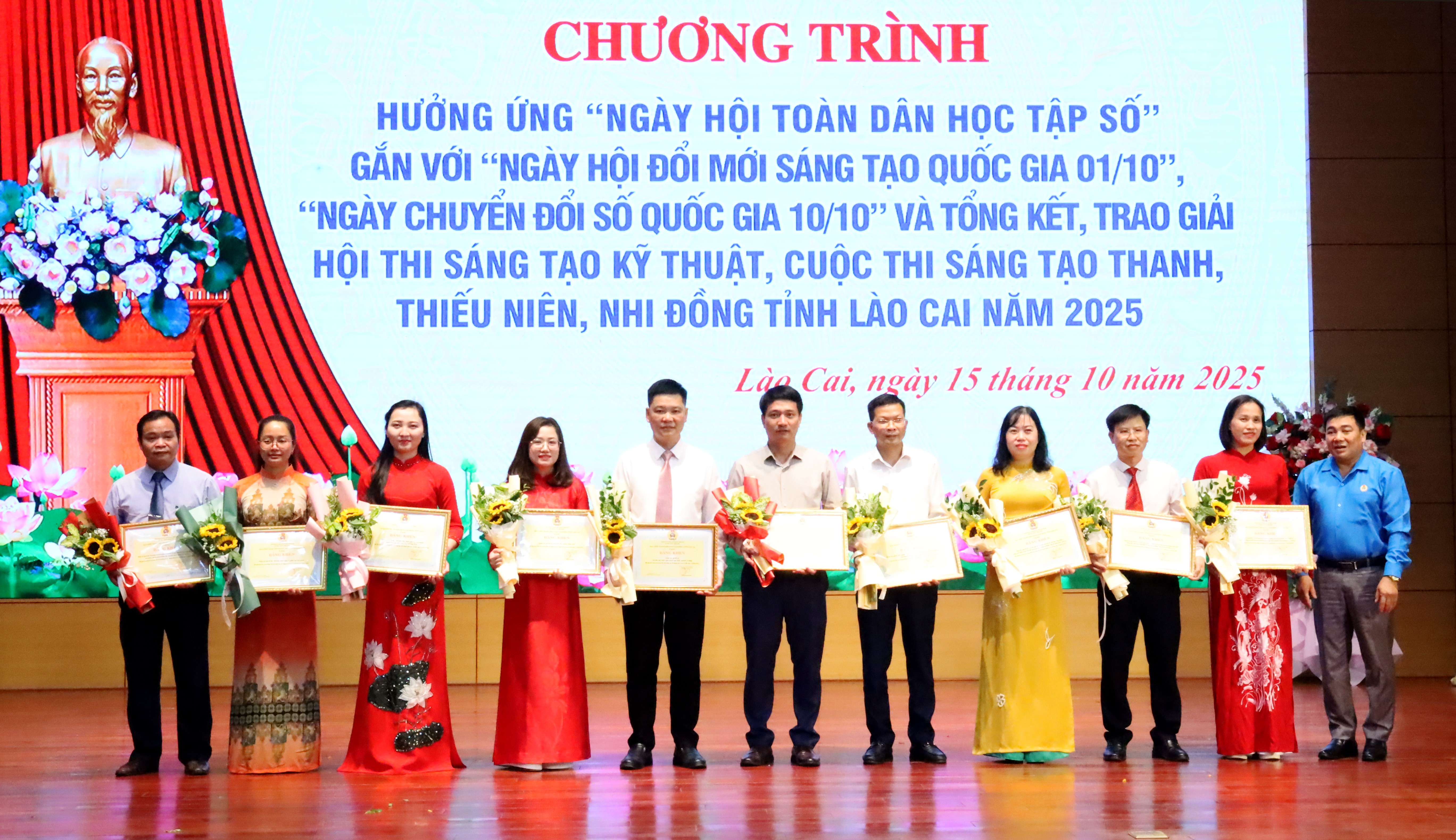 Liên đoàn Lao động tỉnh Lào Cai tặng bằng khen cho 10 nhóm tác giả đạt thành tích cao trong Hội thi Sáng tạo kỹ thuật tỉnh lần thứ 9. img-7286.jpg