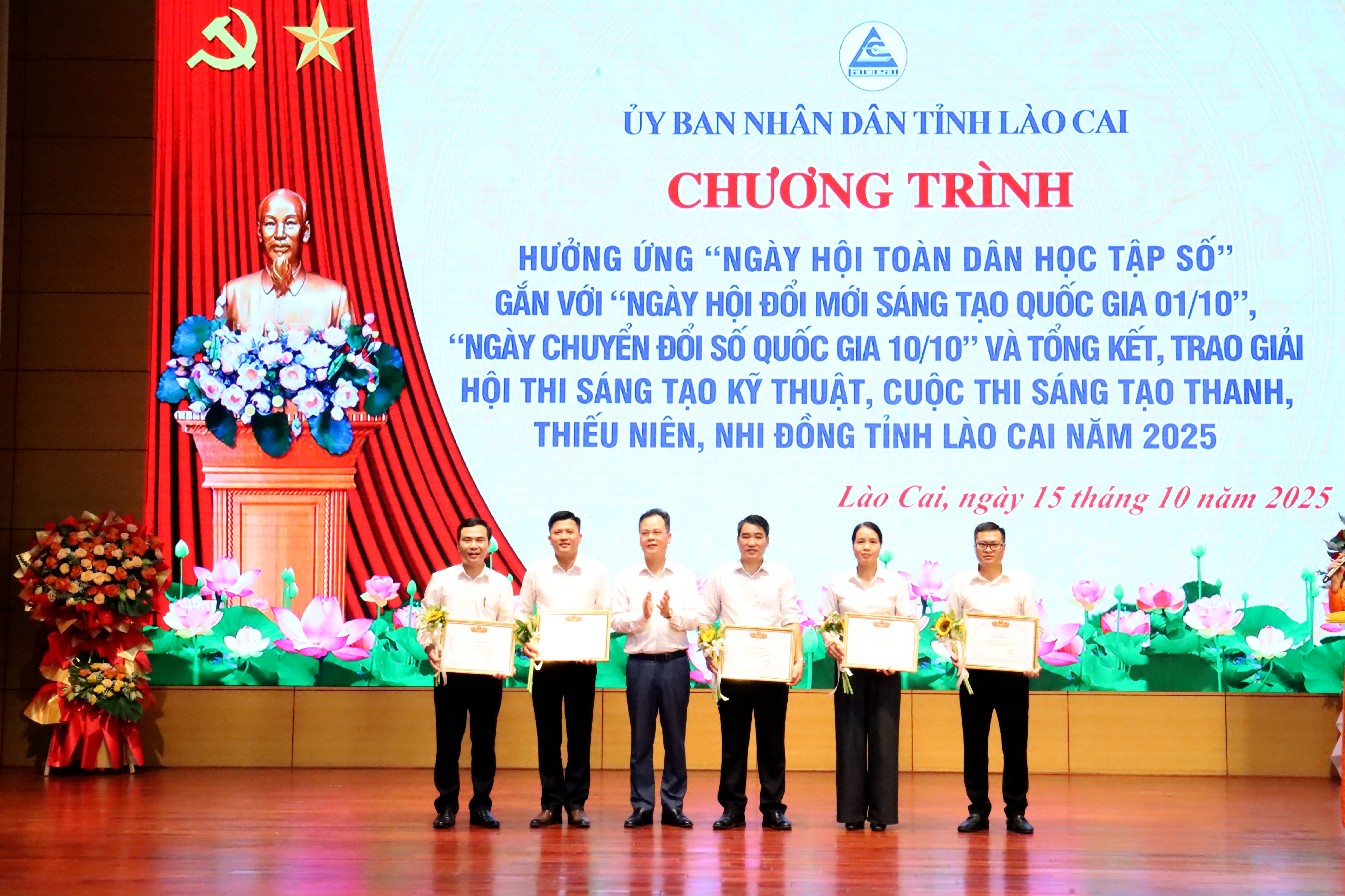 Phó Chủ tịch UBND tỉnh Nguyễn Thành Sinh trao hỗ trợ cho các mô hình hoạt động tiêu biểu ở địa phương, năm 2025. Phó Chủ tịch UBND tỉnh Nguyễn Thành Sinh trao hỗ trợ cho các mô hình hoạt động tiêu biểu ở địa phương, năm 2025.