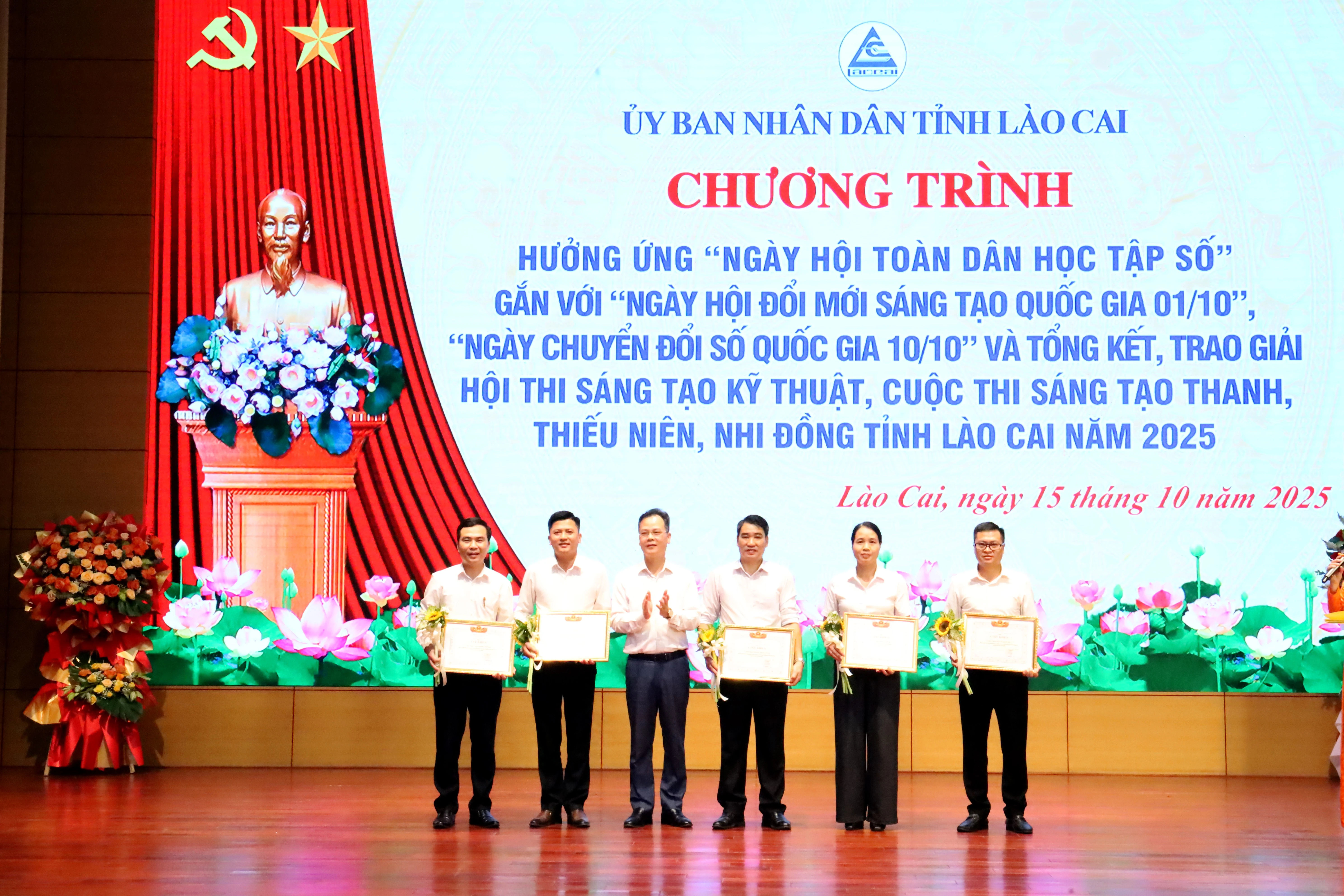 Phó Chủ tịch UBND tỉnh Nguyễn Thành Sinh trao hỗ trợ cho các mô hình hoạt động tiêu biểu ở địa phương, năm 2025.