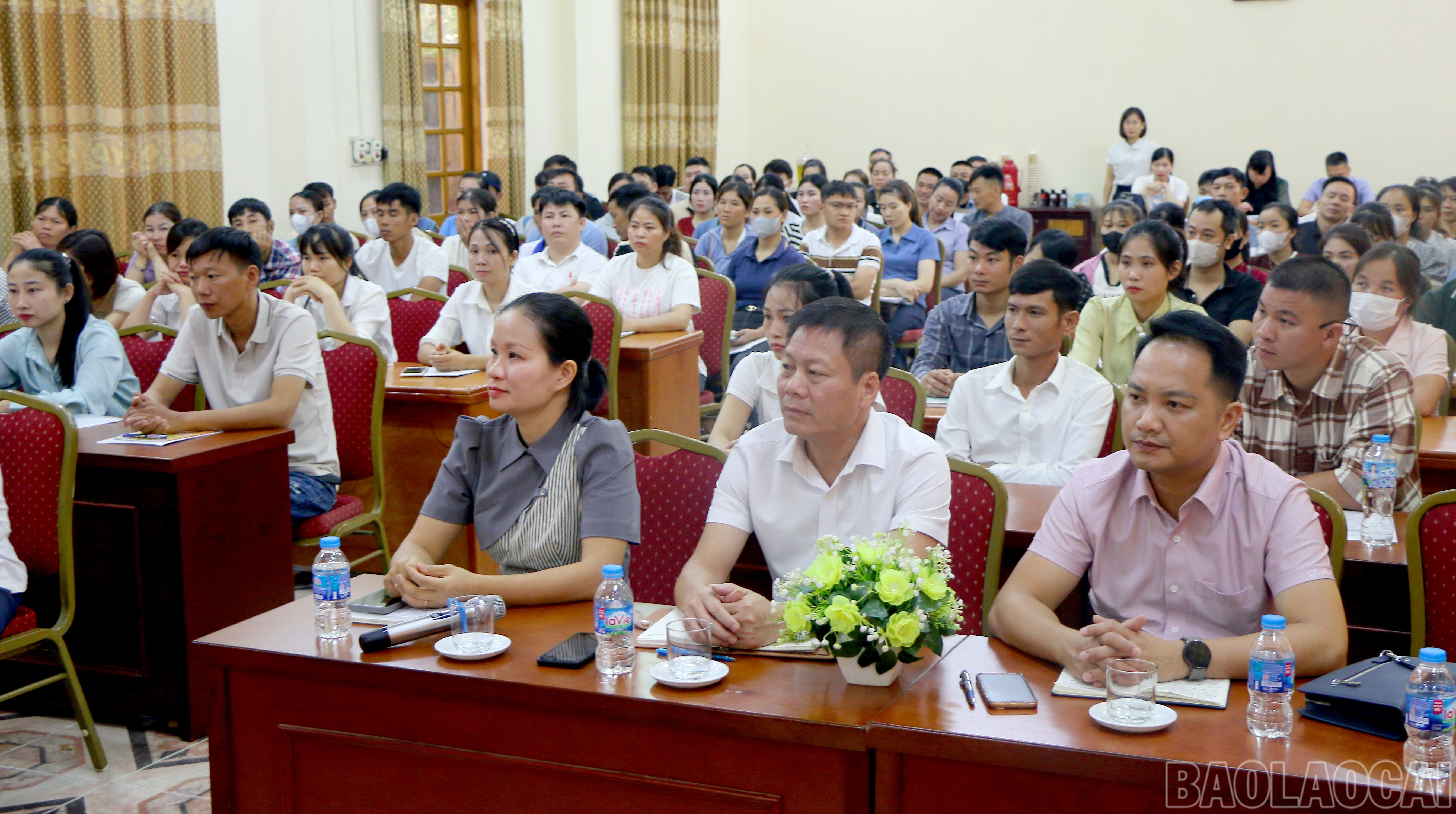 Quang cảnh lớp giáo dục định hướng cho người lao động trên địa bàn tỉnh trước khi đi làm việc thời vụ tại Hàn Quốc. baolaocai-br_img-9976.jpg