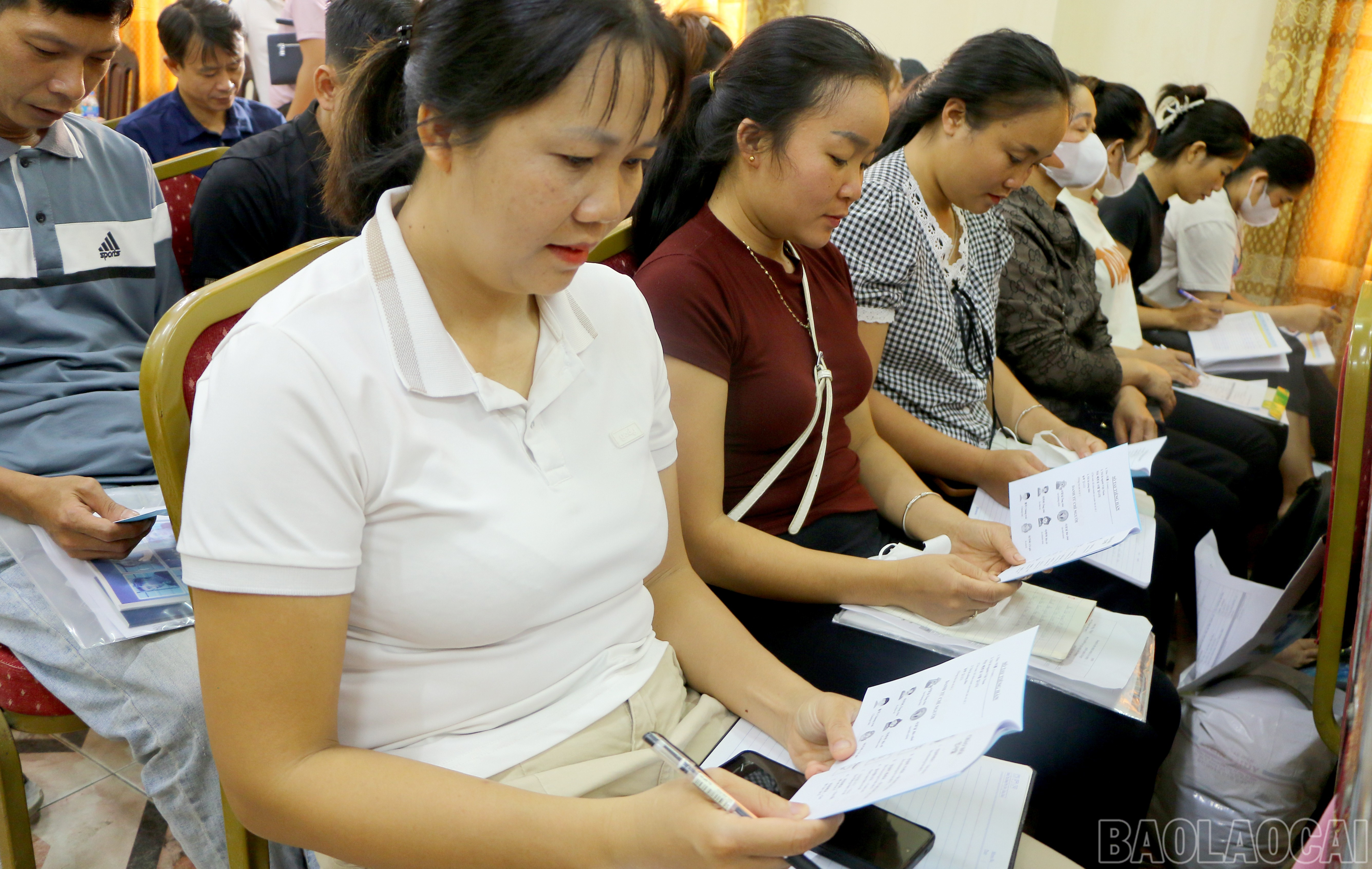 Người lao động tìm hiểu thông tin trong cuốn Sổ tay tiếng Hàn. baolaocai-br_img-9999.jpg
