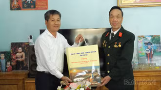 Các đồng chí lãnh đạo tỉnh thăm, tặng quà người có công, hộ nghèo nhân dịp 30/4