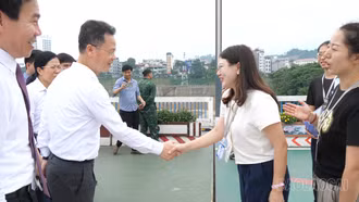 Đại diện tỉnh Vân Nam đón đoàn tại cầu Hồ Kiều