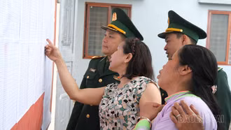 Người lính biên phòng đồng hành với cử tri nơi phên giậu