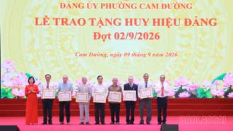 Phường Cam Đường trao tặng Huy hiệu Đảng đợt 2/9