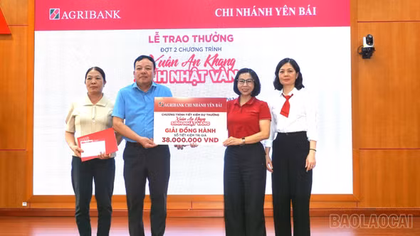 Agribank Chi nhánh Yên Bái trao thưởng đợt 2 Chương trình tiết kiệm dự thưởng “Xuân an khang - Sinh nhật vàng”