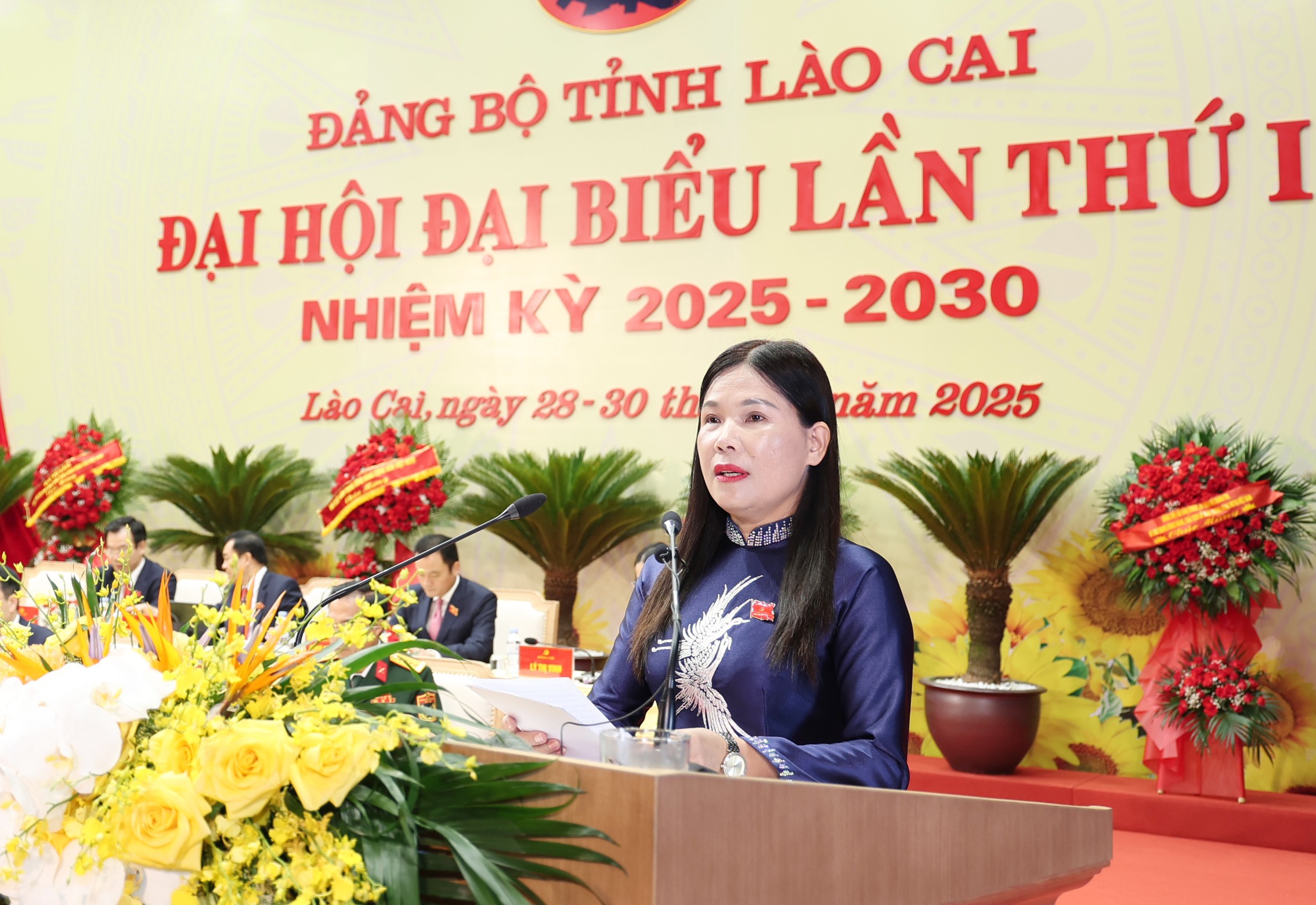 Đồng chí Nguyễn Thị Bích Nhiệm, Phó Chủ tịch phụ trách Ủy ban MTTQ Việt Nam tỉnh tham gia thảo luận img-3278.jpg